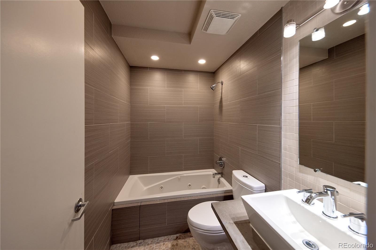 MLS Image #11 for 3195  blake street,denver, Colorado