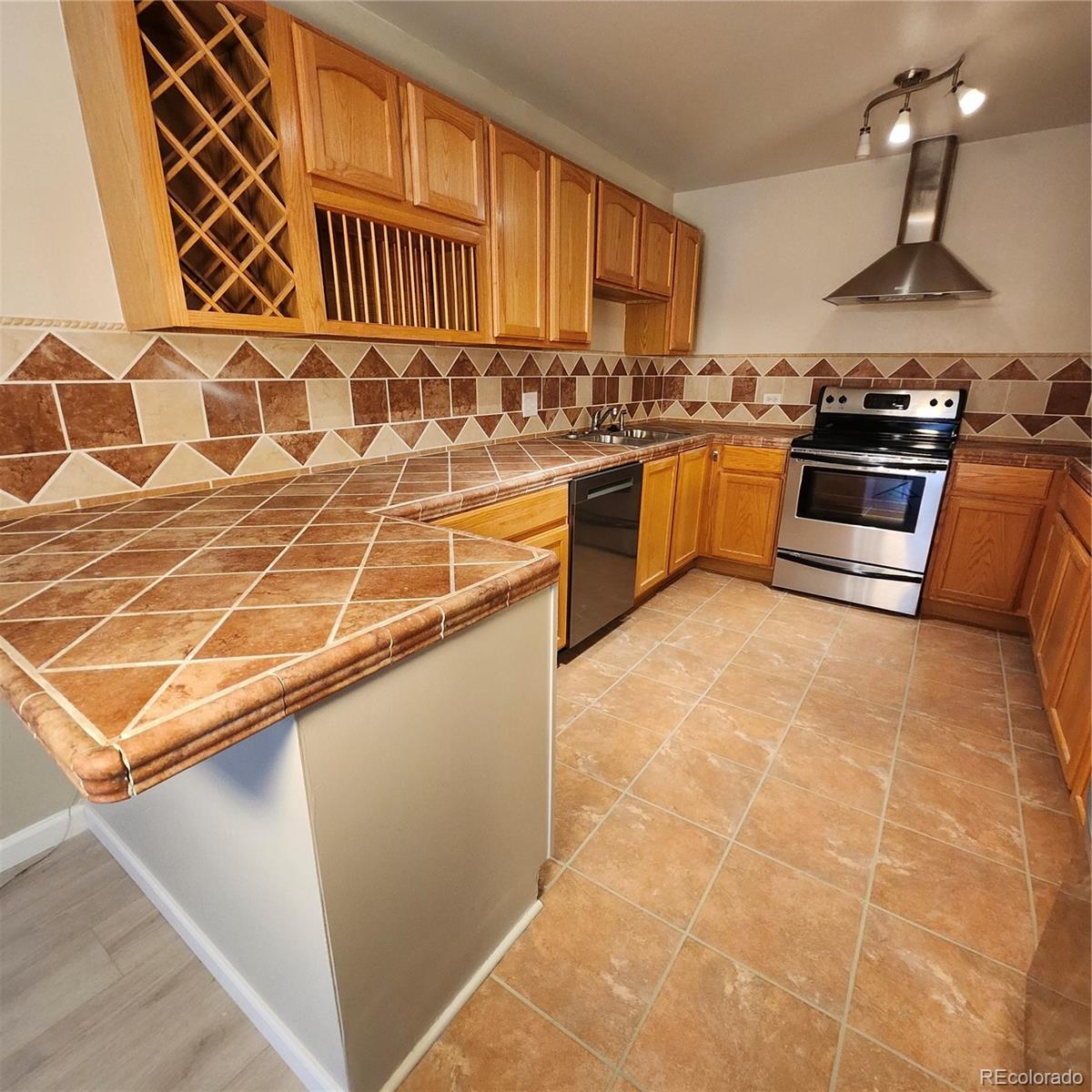 MLS Image #15 for 755 s clinton street,denver, Colorado