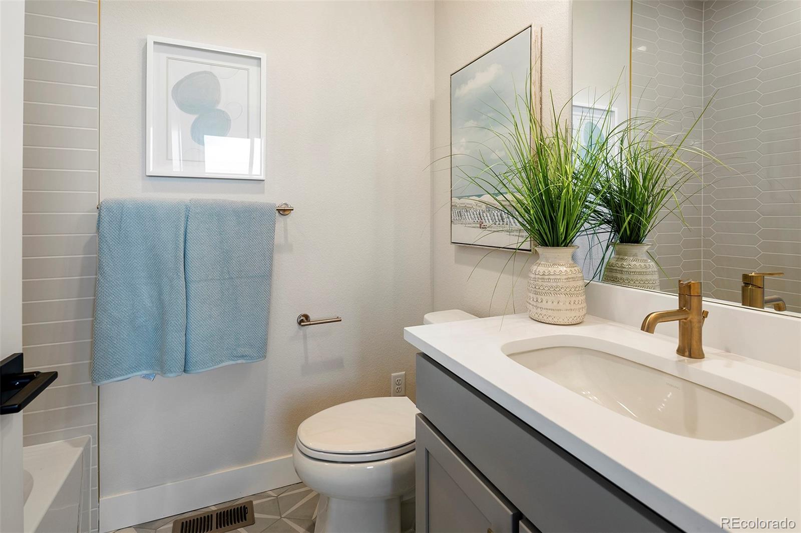 MLS Image #17 for 888 s valentia street,denver, Colorado