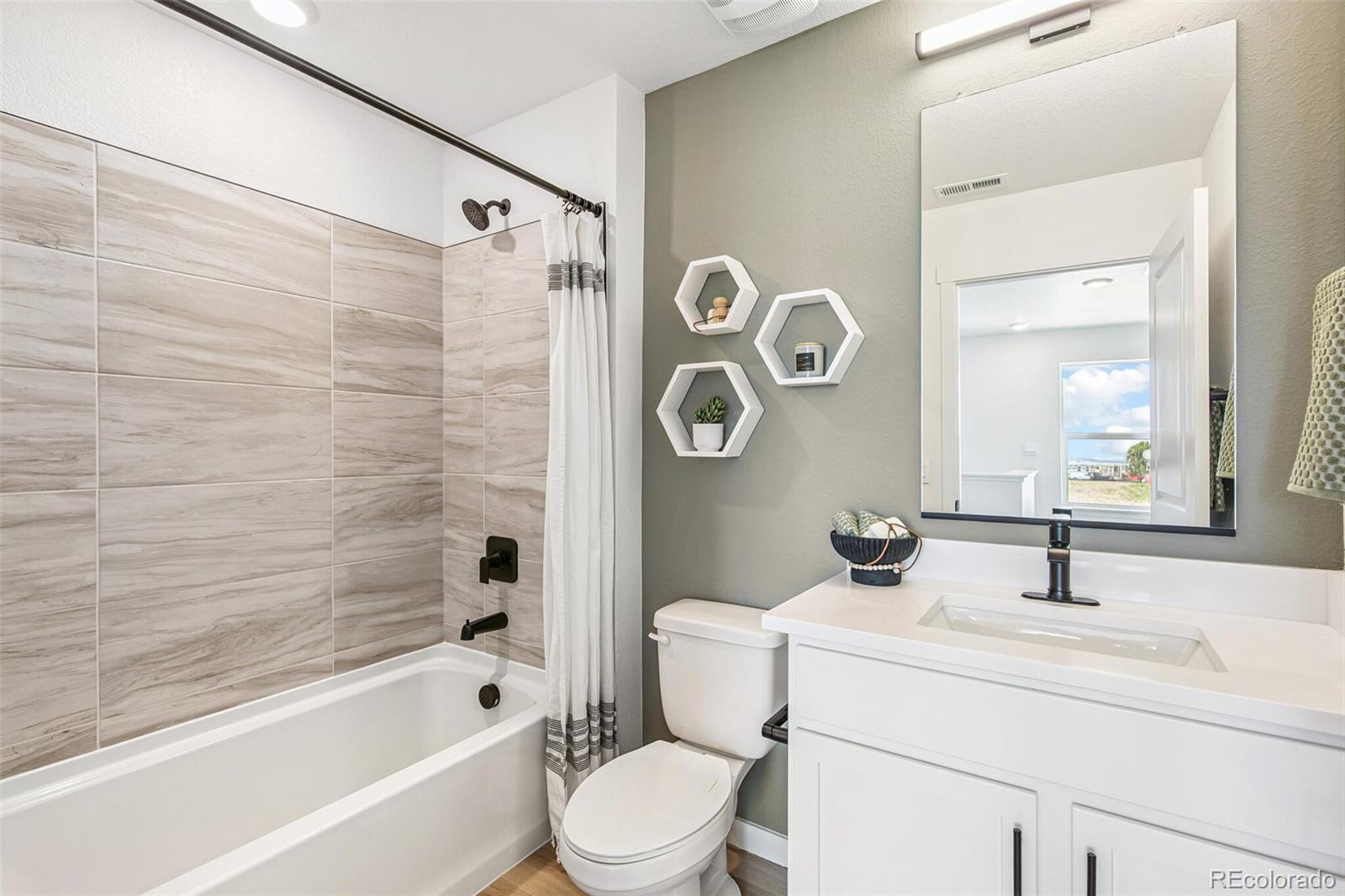 MLS Image #13 for 1381 s chester street,denver, Colorado