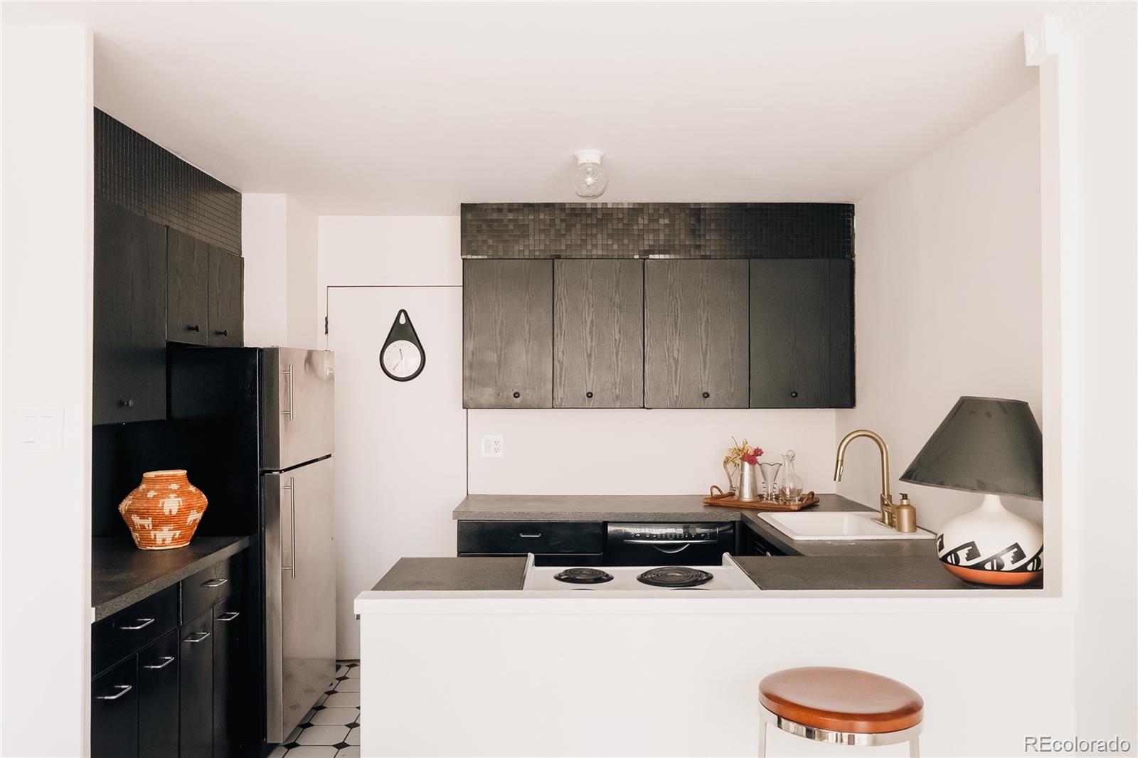 MLS Image #11 for 888 n logan street 2g,denver, Colorado