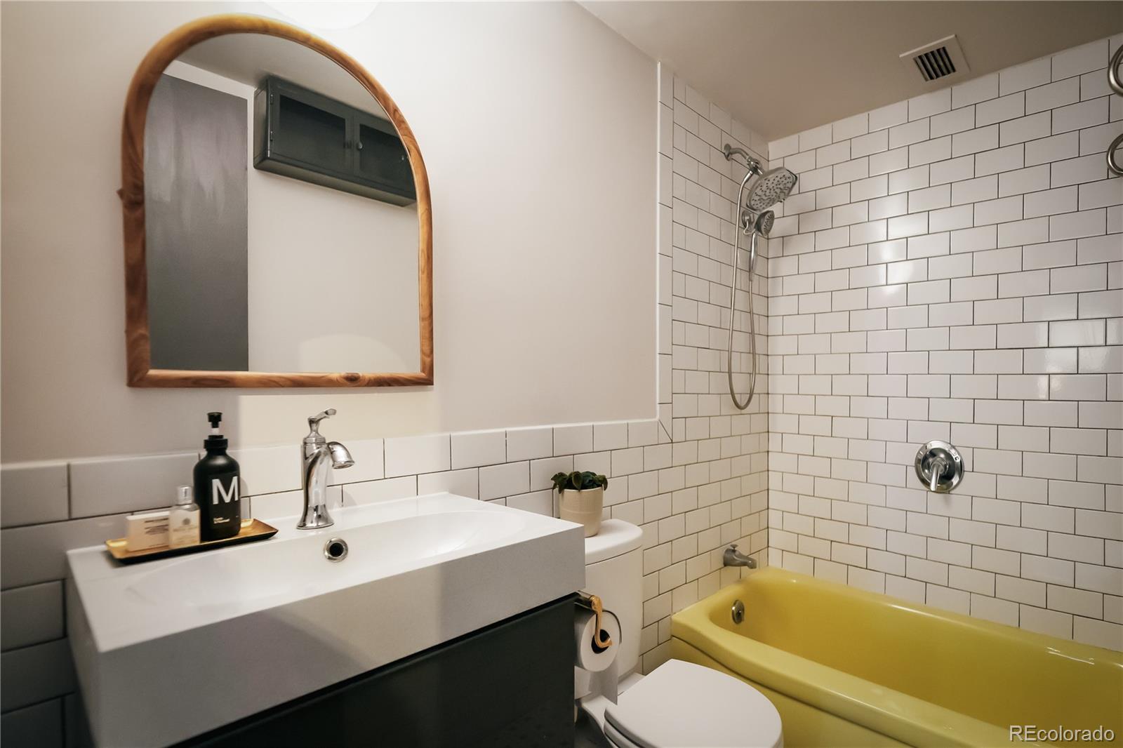 MLS Image #21 for 888 n logan street 2g,denver, Colorado