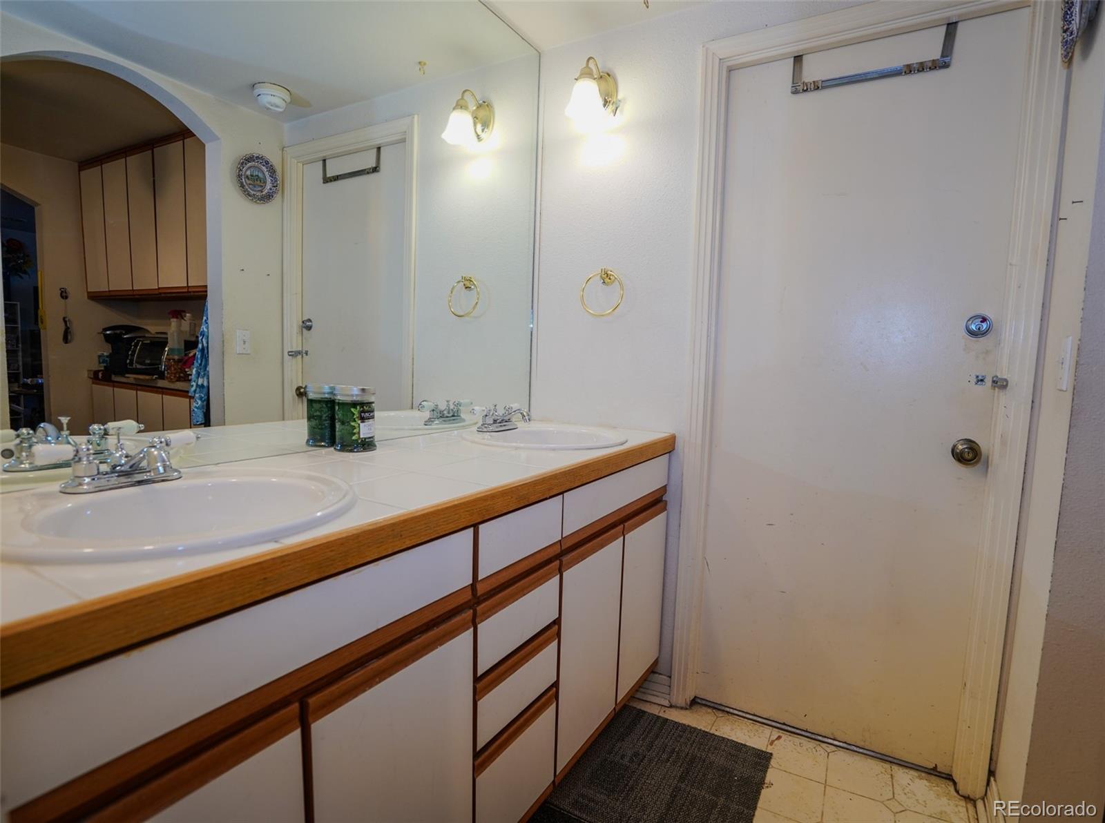 MLS Image #9 for 551 n pearl street,denver, Colorado
