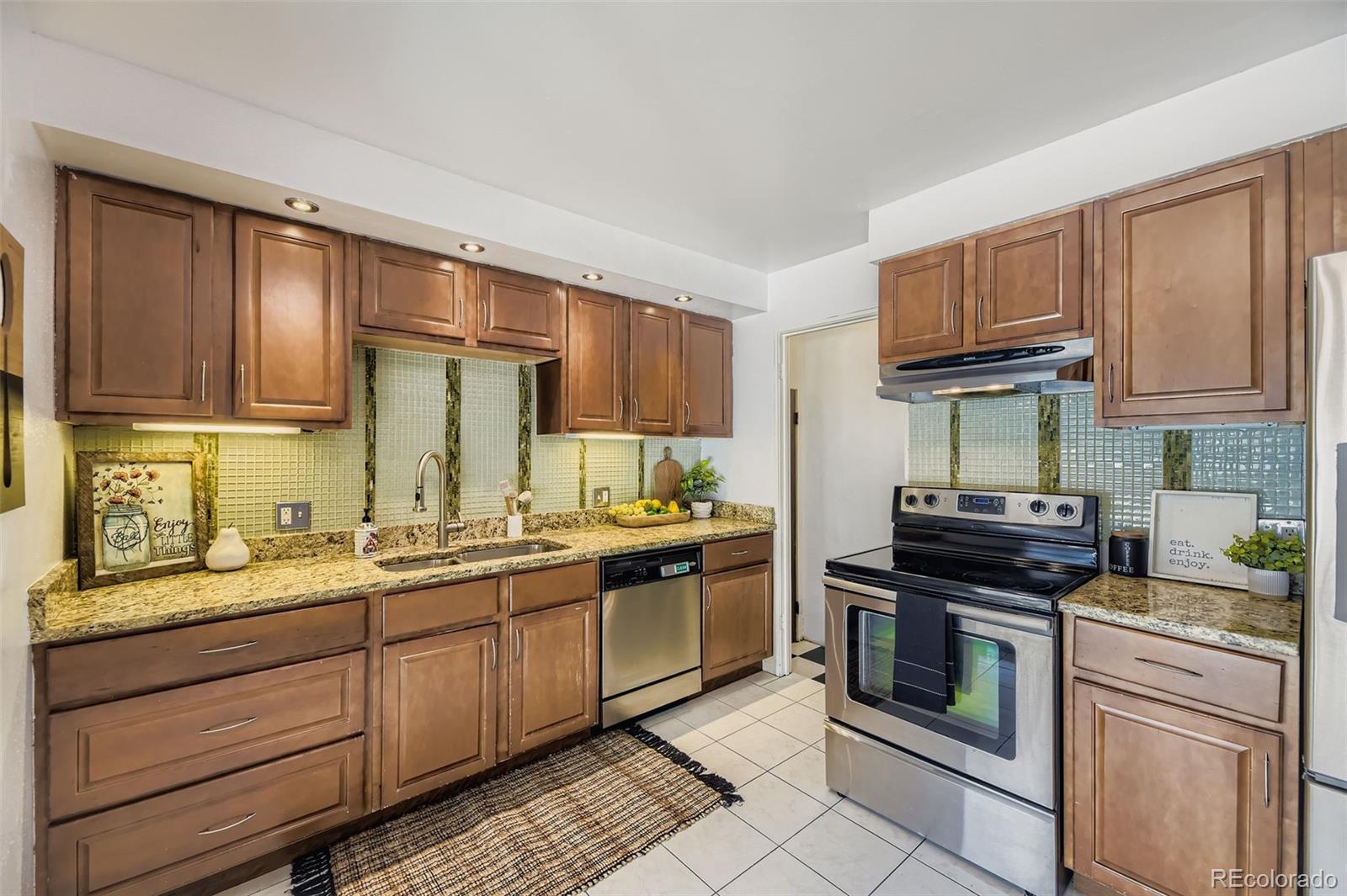 MLS Image #11 for 1385 s vrain way,denver, Colorado