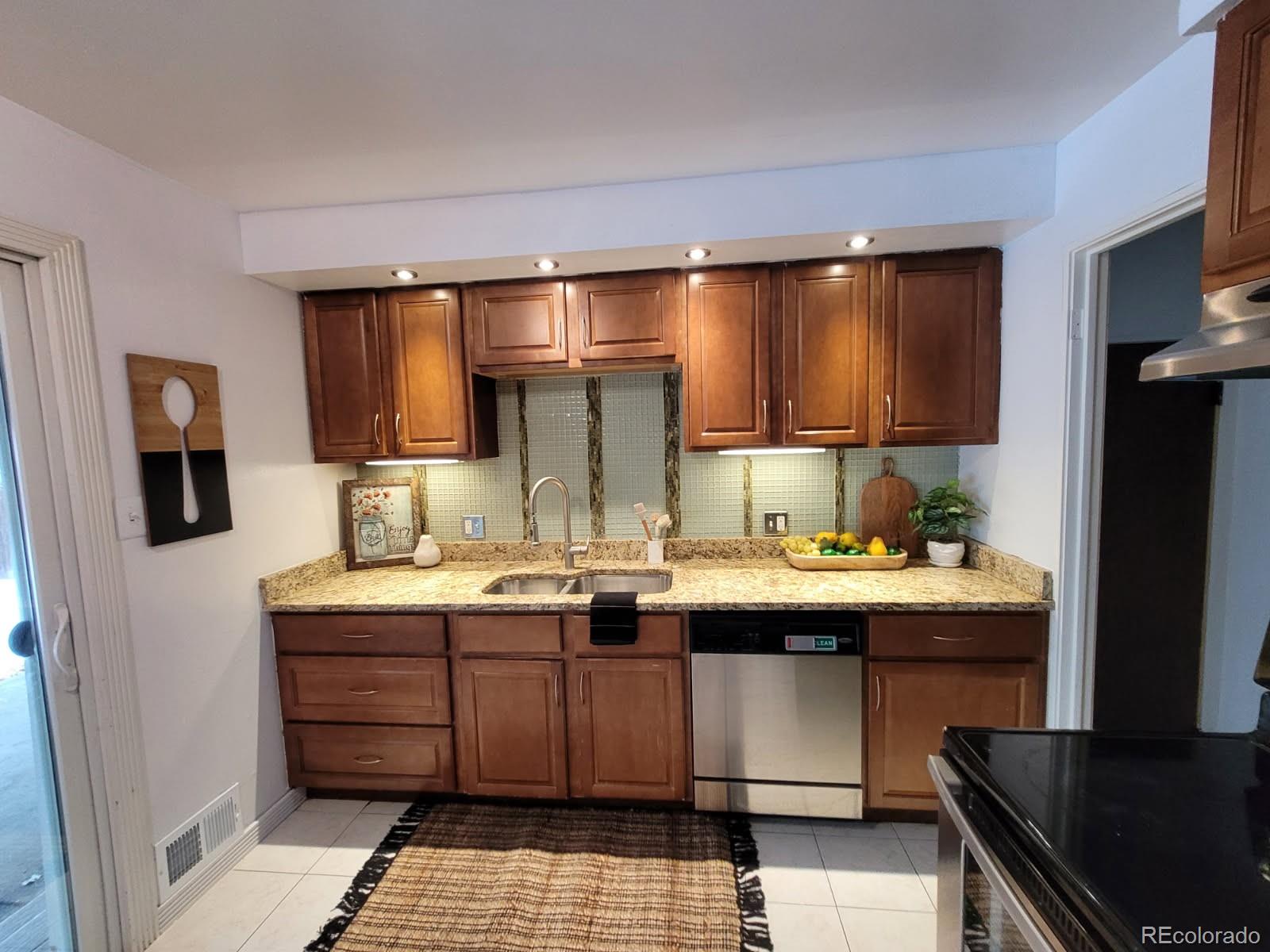 MLS Image #5 for 1385 s vrain way,denver, Colorado