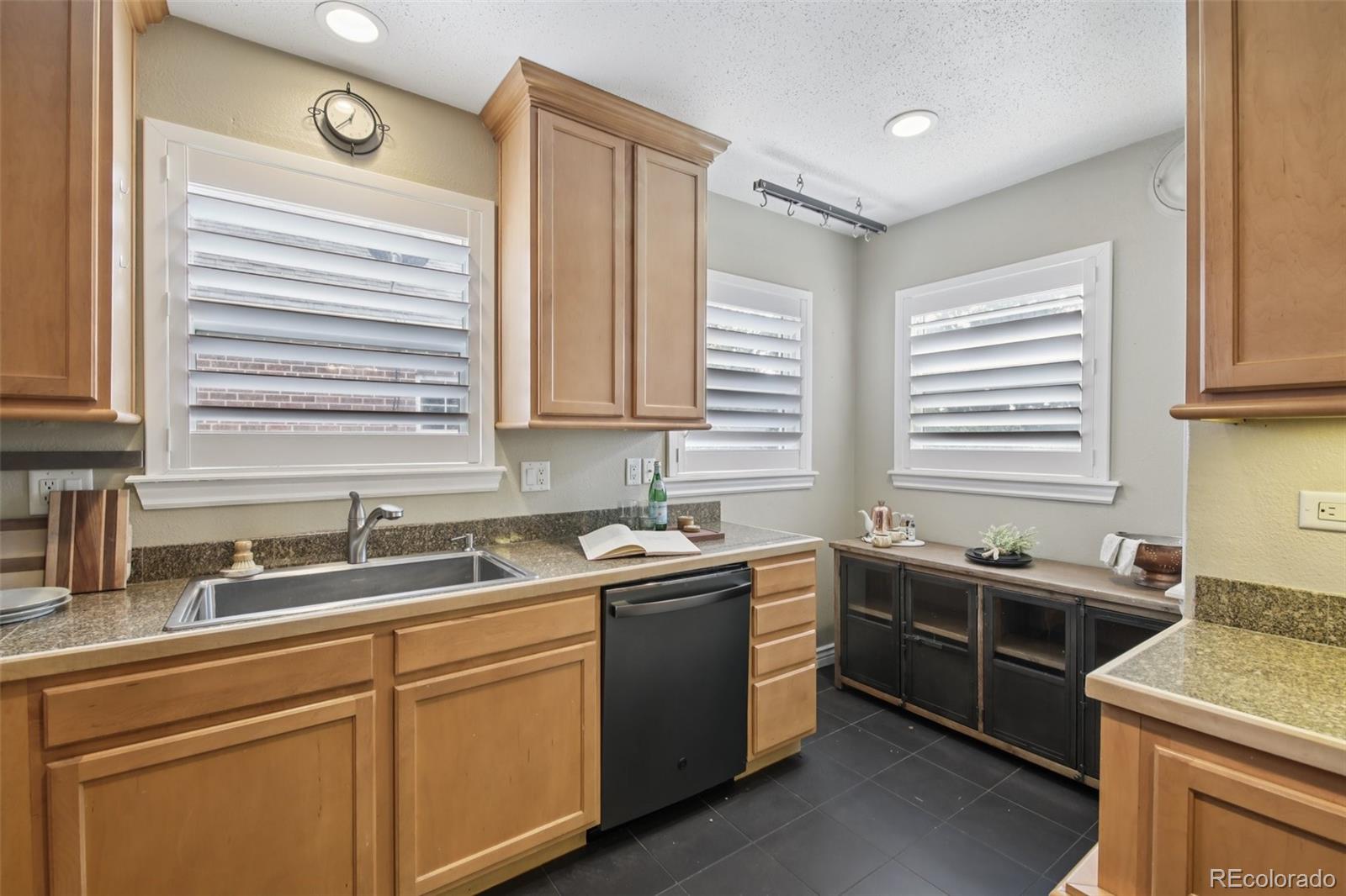 MLS Image #10 for 1325 n monaco parkway,denver, Colorado
