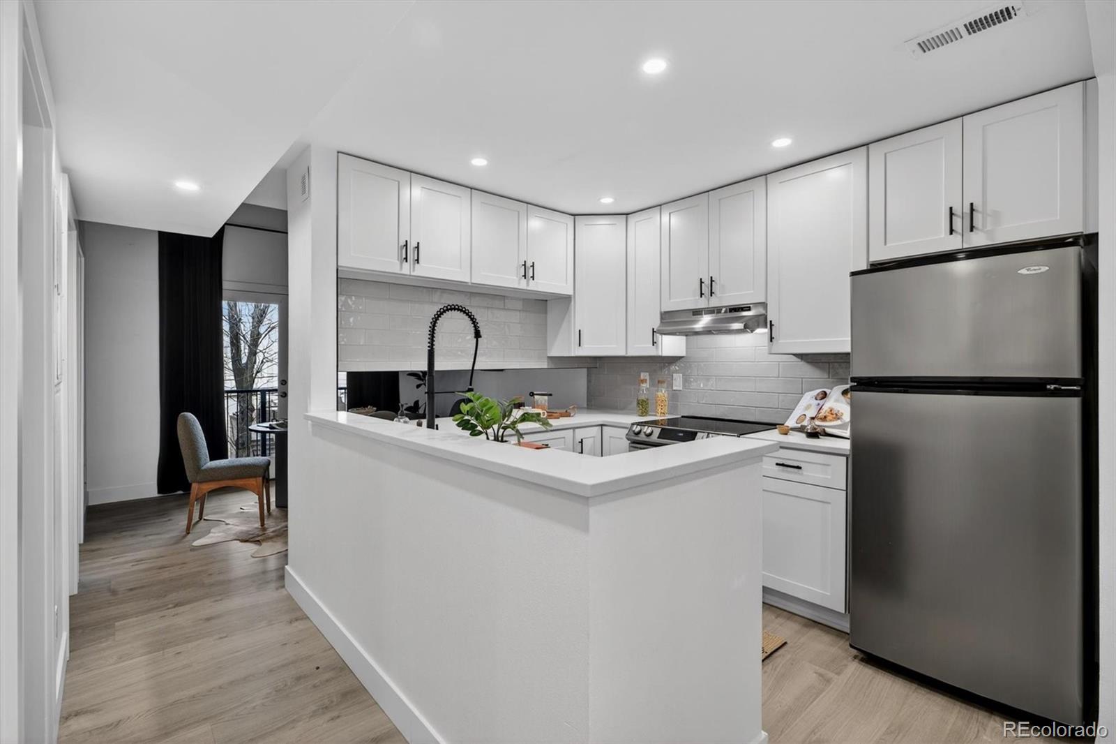 MLS Image #5 for 170 s jackson street 205,denver, Colorado