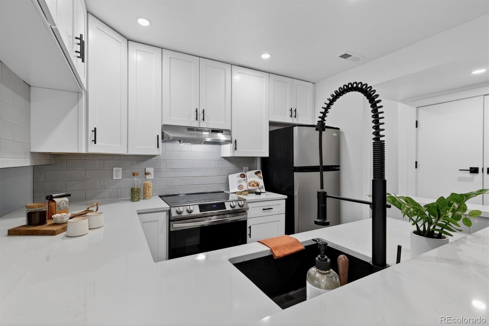 MLS Image #7 for 170 s jackson street 205,denver, Colorado