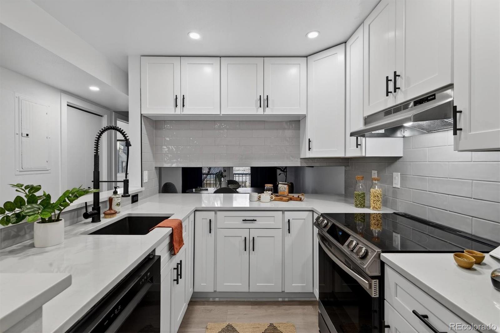 MLS Image #8 for 170 s jackson street 205,denver, Colorado