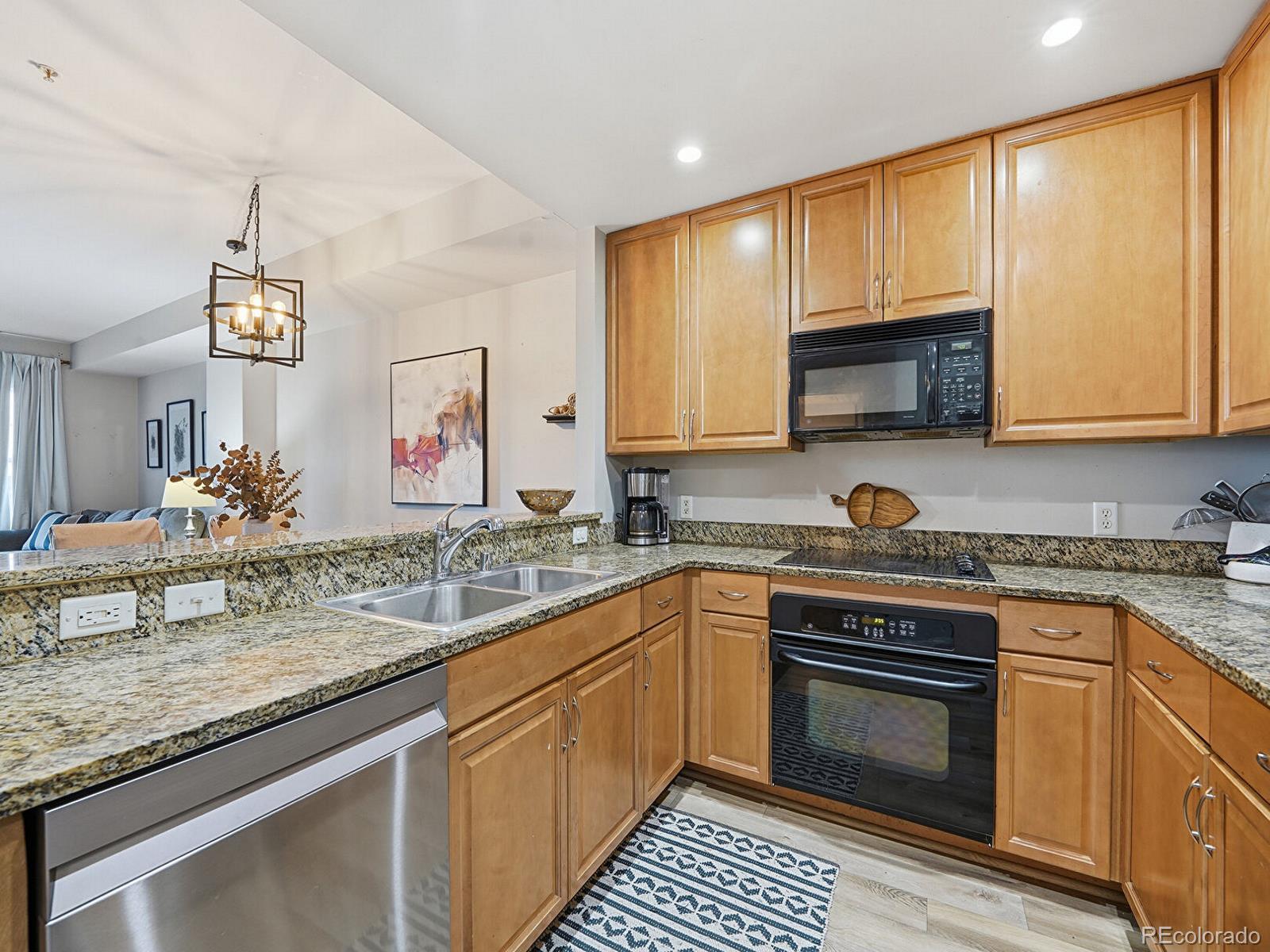 MLS Image #7 for 925 n lincoln street,denver, Colorado