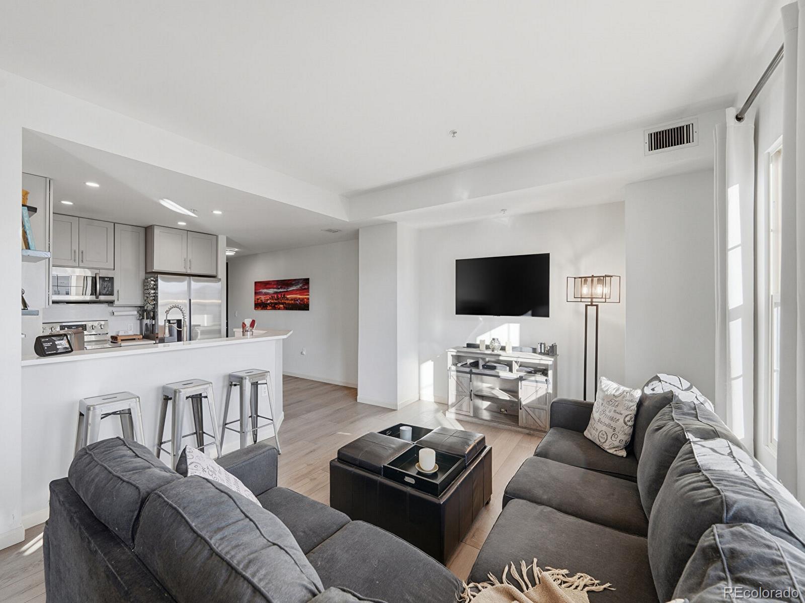MLS Image #4 for 925 n lincoln street,denver, Colorado