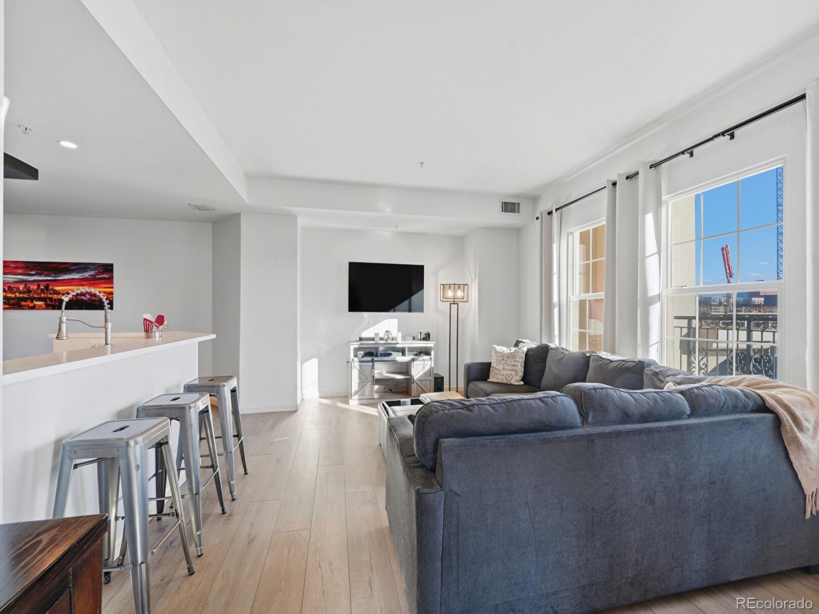 MLS Image #5 for 925 n lincoln street,denver, Colorado