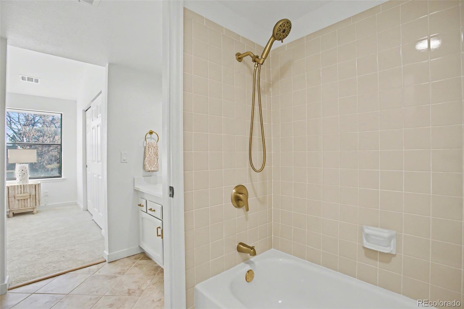 MLS Image #11 for 6473 s havana street b,englewood, Colorado