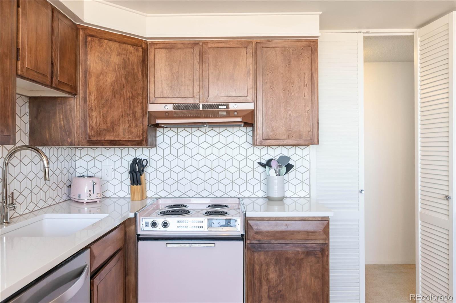 MLS Image #10 for 1155 n ash street,denver, Colorado