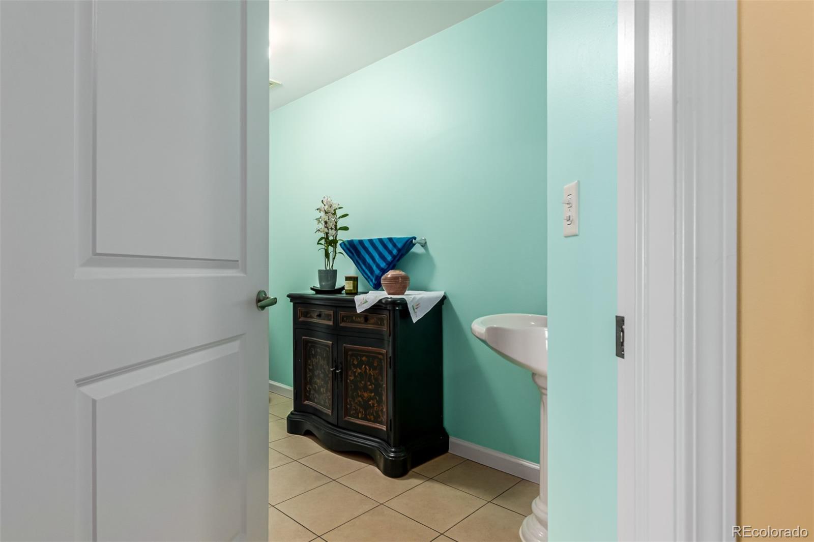MLS Image #22 for 975 n lincoln street,denver, Colorado