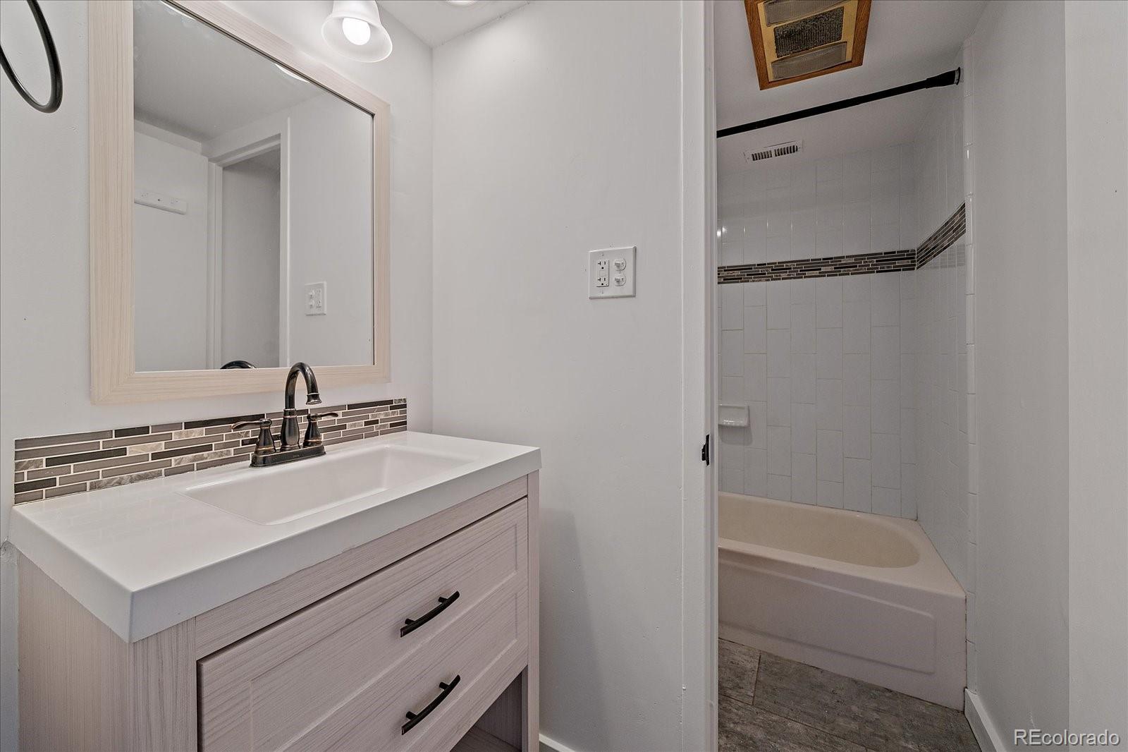 MLS Image #8 for 888 n logan street 4f,denver, Colorado