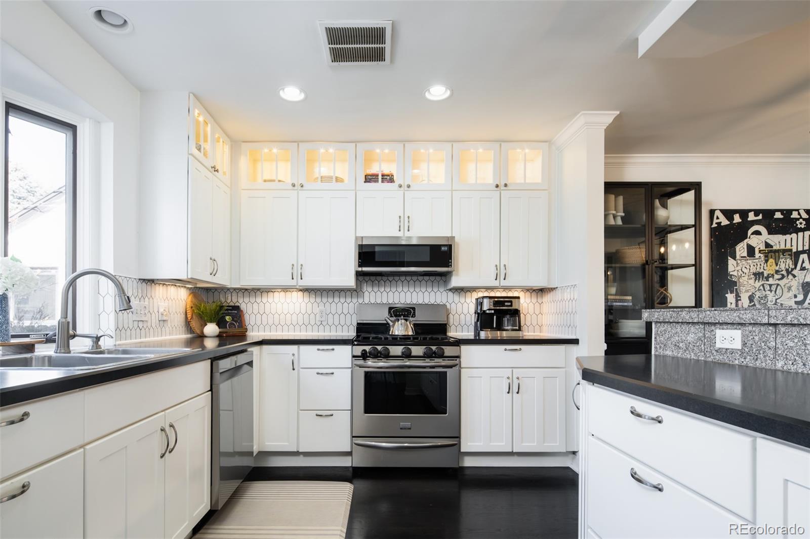 MLS Image #14 for 457  elm street,denver, Colorado
