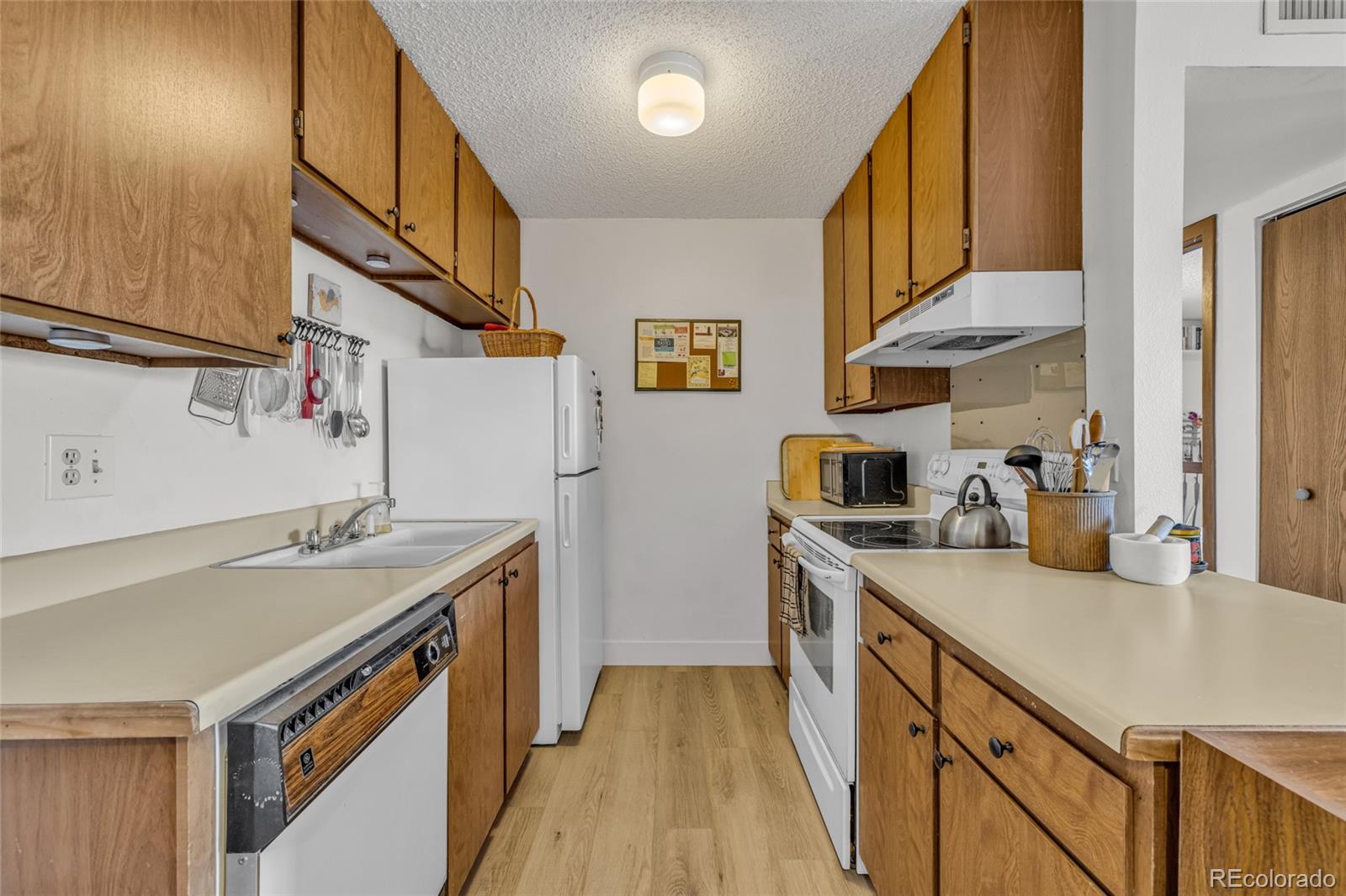 MLS Image #8 for 3100 s federal boulevard 305,denver, Colorado