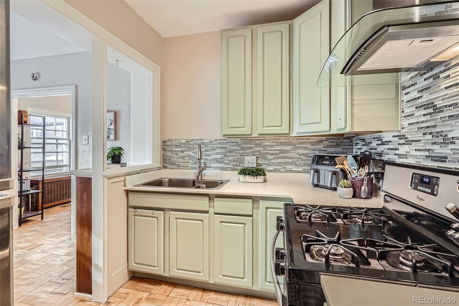 MLS Image #6 for 963 n logan street,denver, Colorado