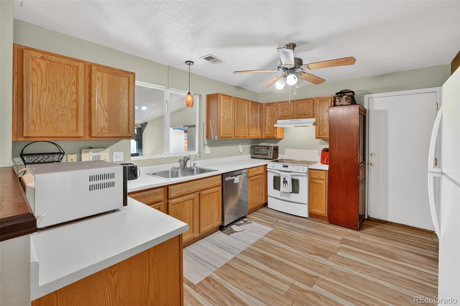 MLS Image #12 for 15852 e 48th place,denver, Colorado