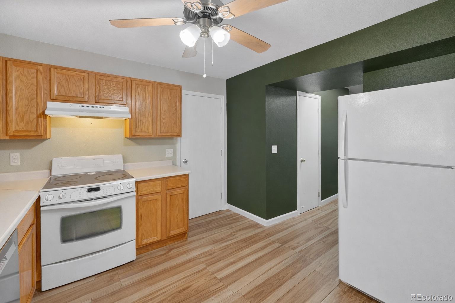MLS Image #13 for 15852 e 48th place,denver, Colorado