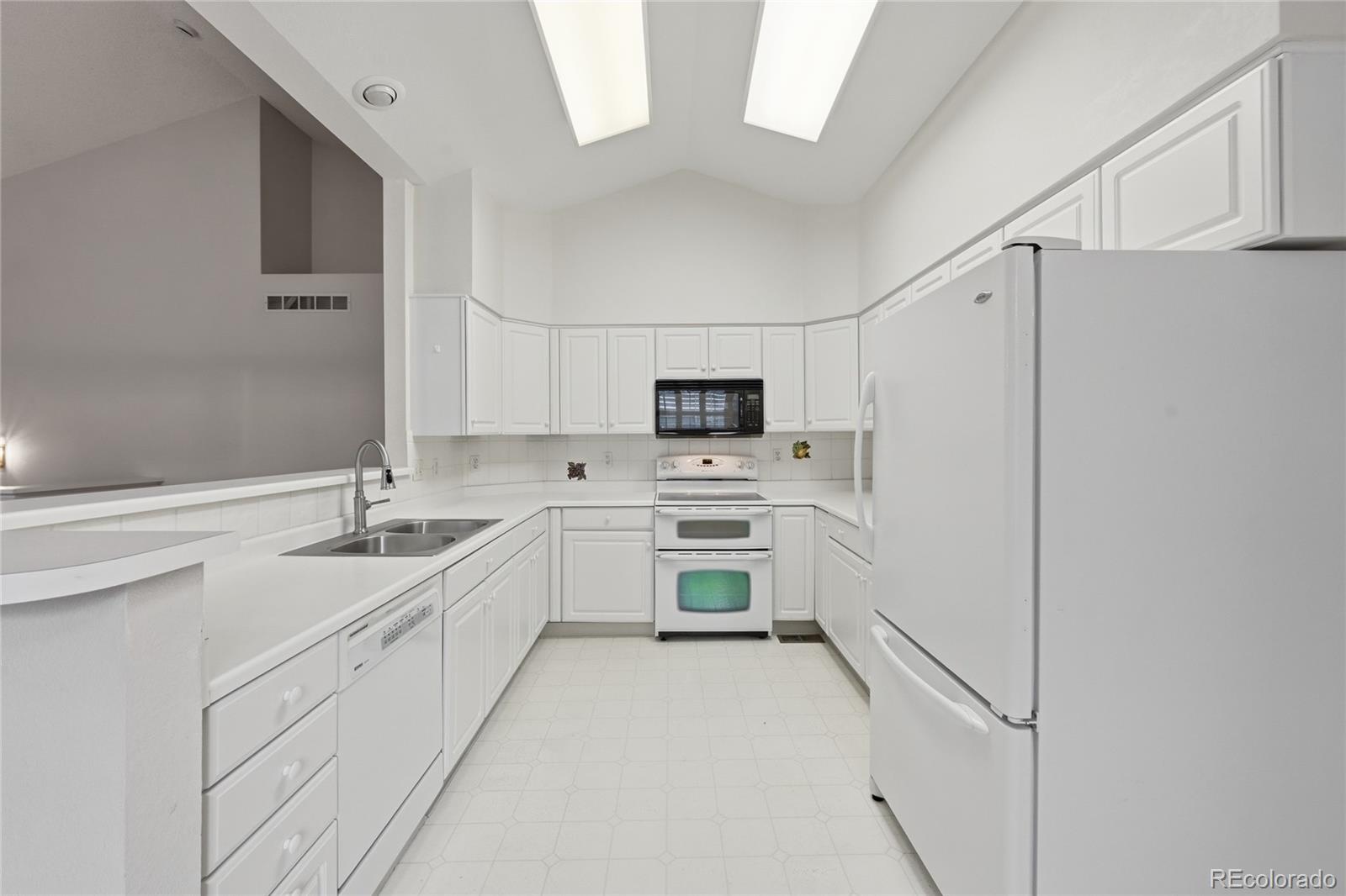 MLS Image #8 for 2243 s yosemite circle,denver, Colorado