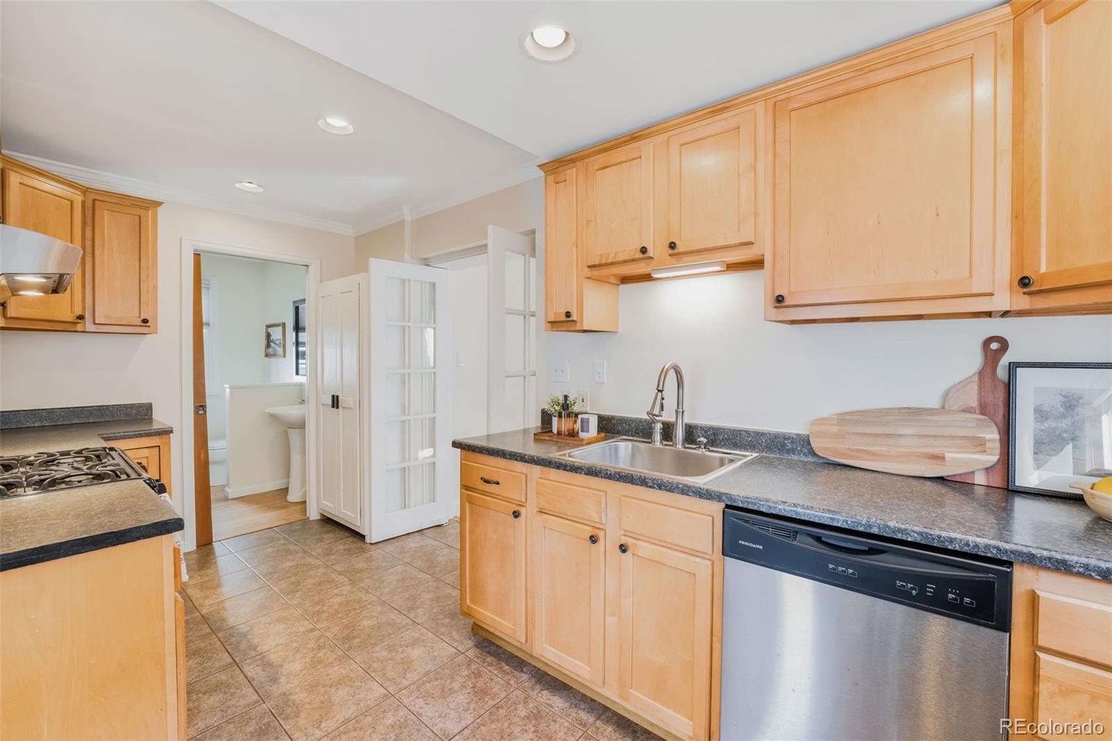 MLS Image #10 for 1671 s grant street,denver, Colorado