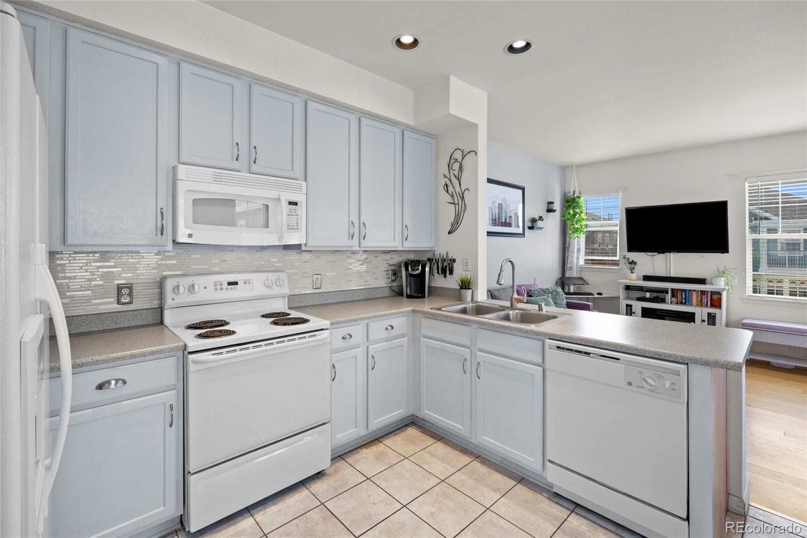 MLS Image #11 for 7454 e 28th avenue,denver, Colorado