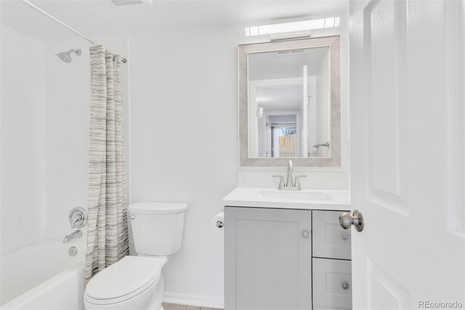 MLS Image #10 for 2575 s syracuse way j108,denver, Colorado