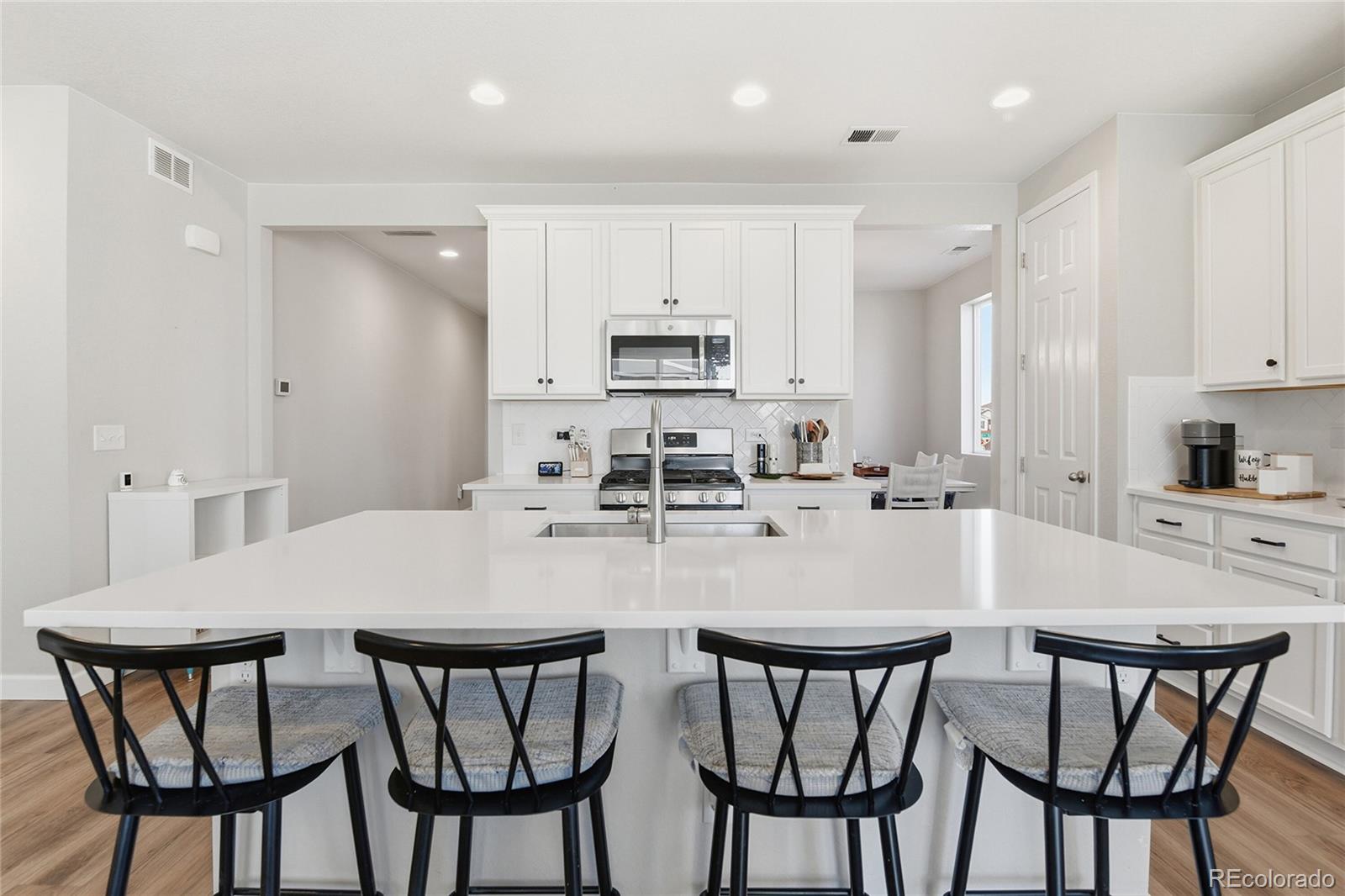 MLS Image #2 for 924 n waterloo street,aurora, Colorado