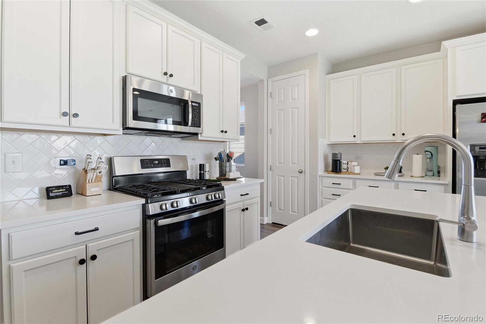 MLS Image #3 for 924 n waterloo street,aurora, Colorado