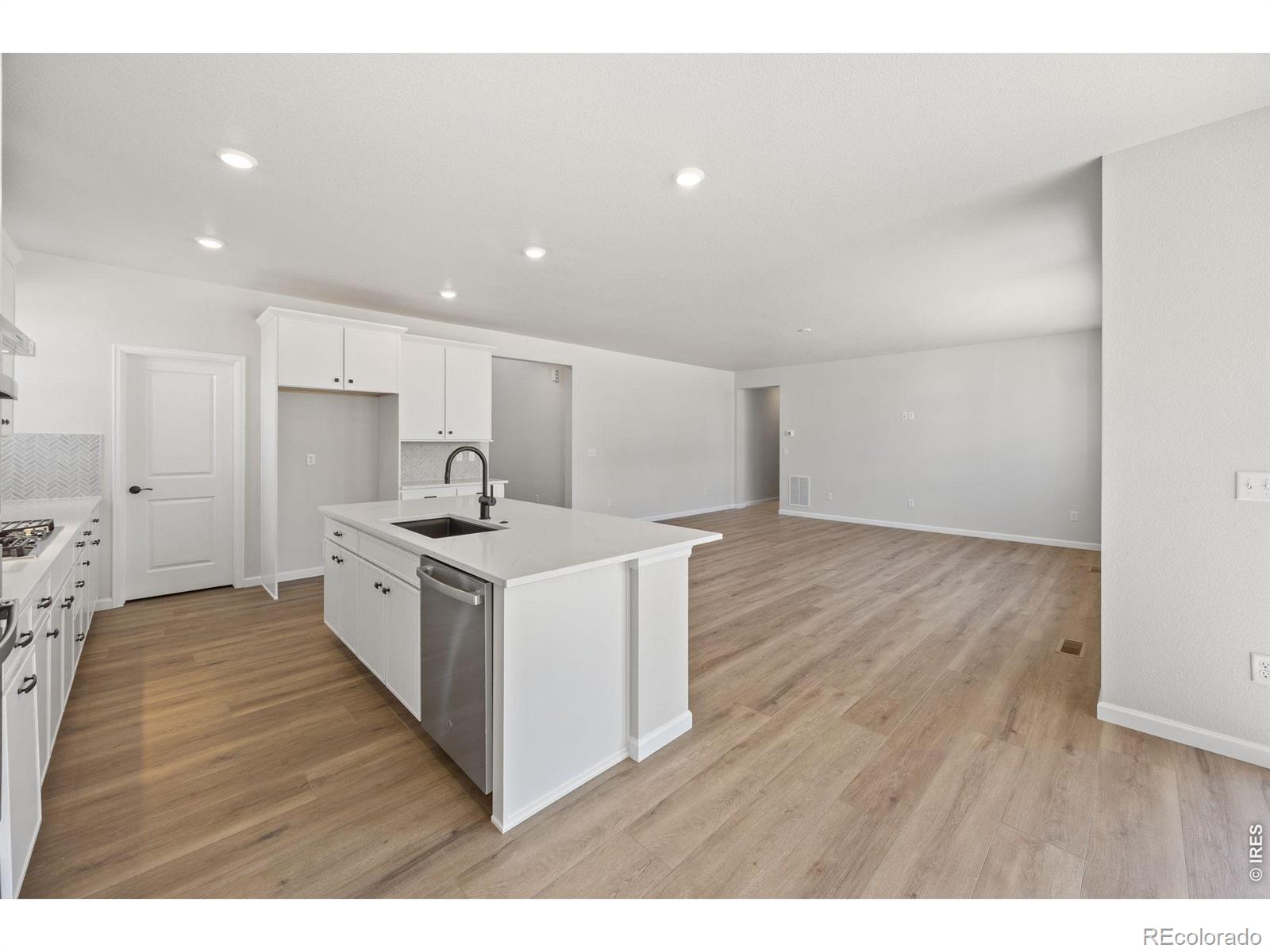 MLS Image #13 for 24376 e 35th drive,aurora, Colorado