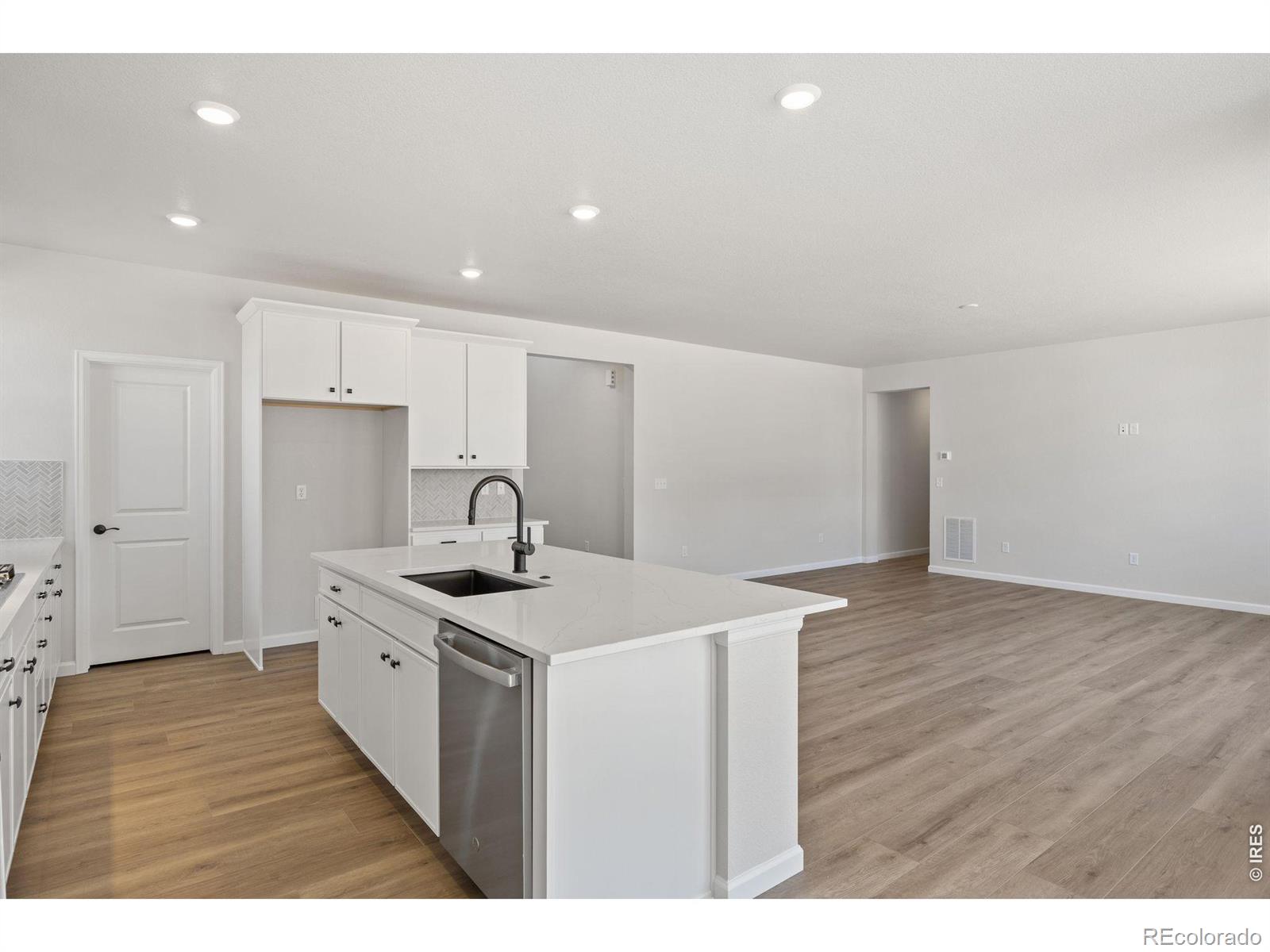 MLS Image #15 for 24376 e 35th drive,aurora, Colorado