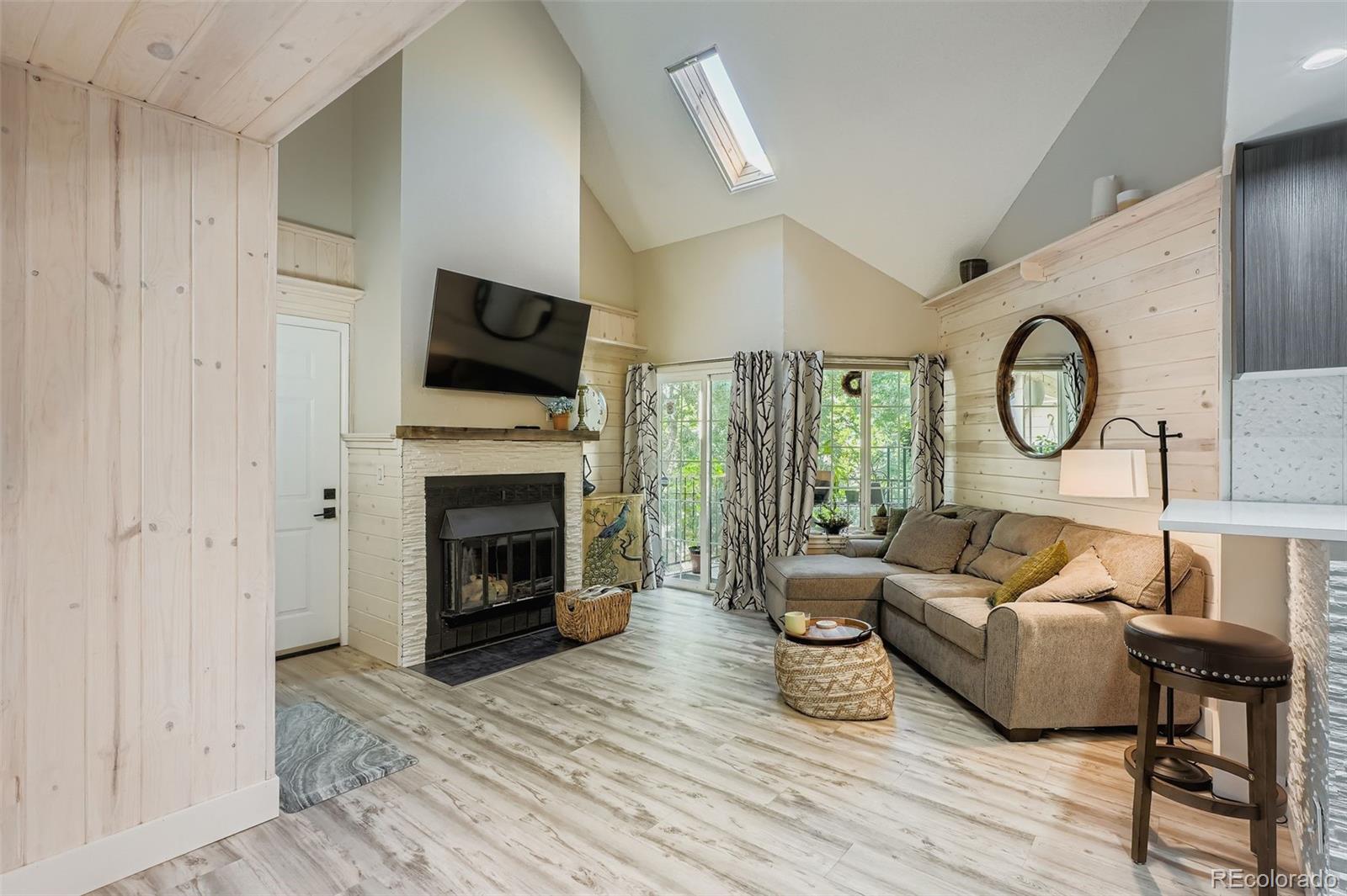MLS Image #2 for 950 s dahlia street c,denver, Colorado