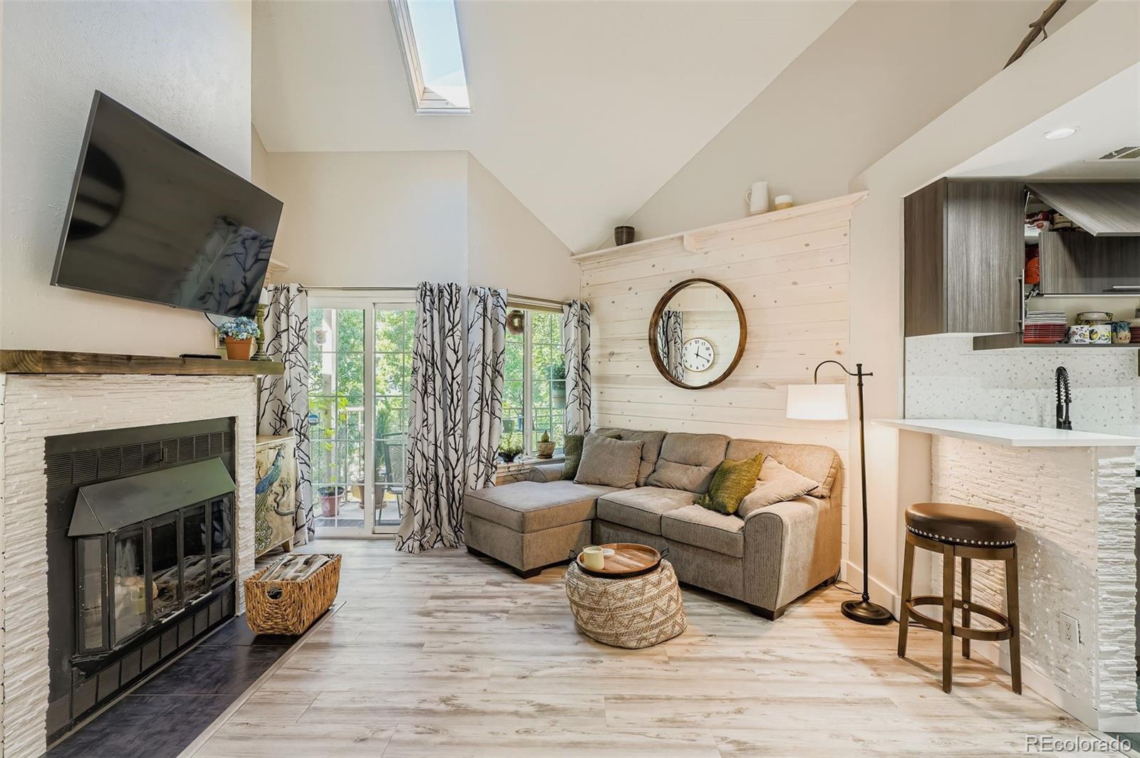 MLS Image #3 for 950 s dahlia street c,denver, Colorado
