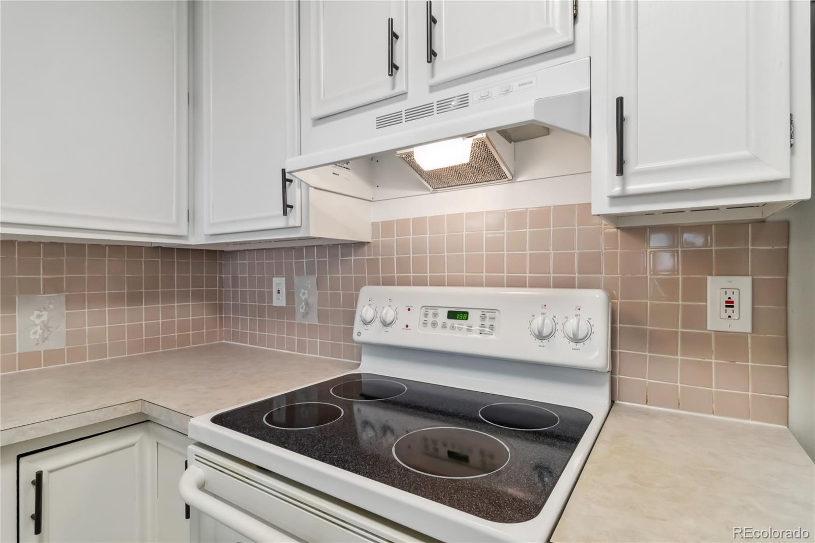 MLS Image #13 for 3470 s poplar street,denver, Colorado