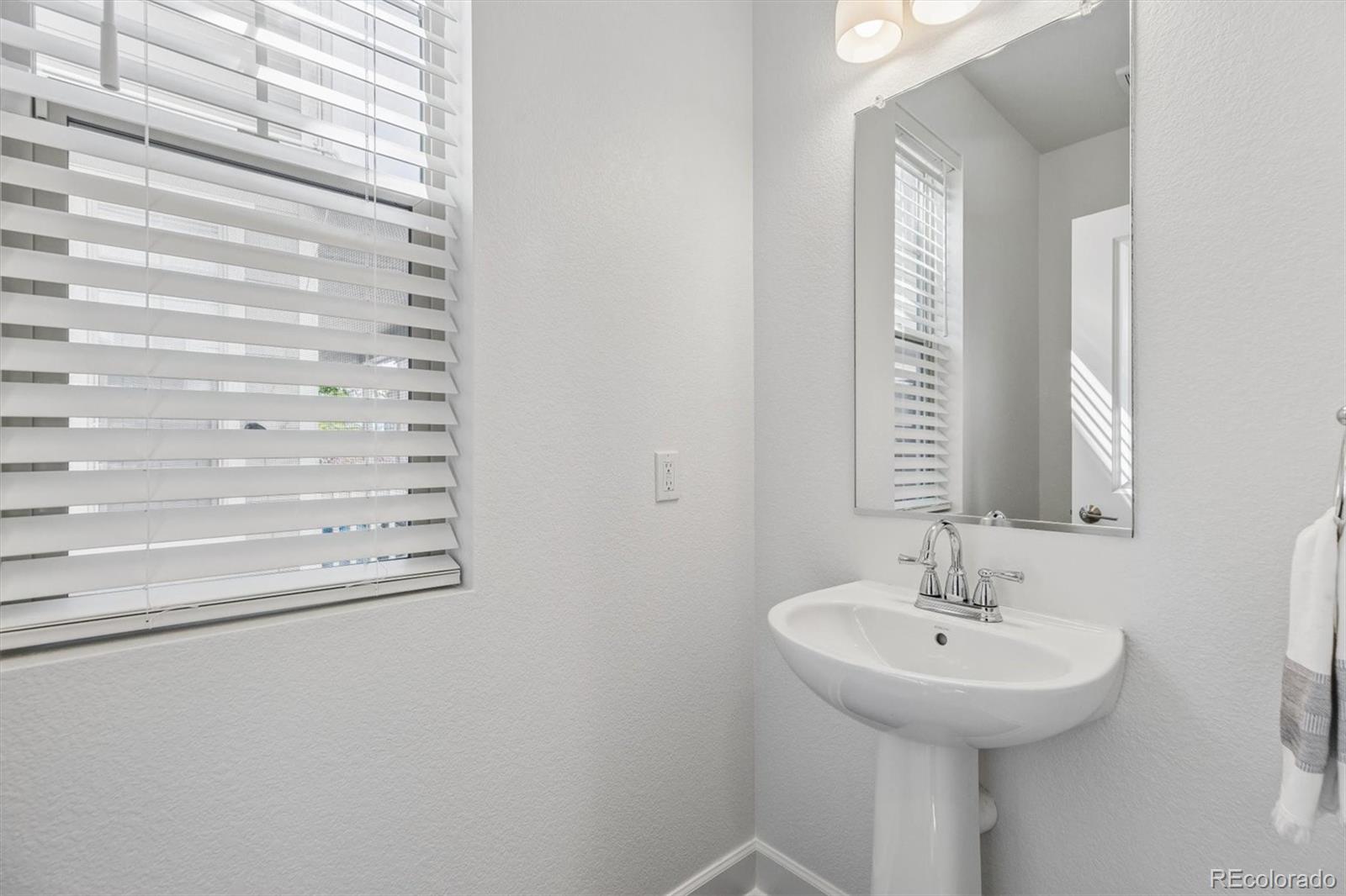 MLS Image #20 for 8448 e 49th place,denver, Colorado