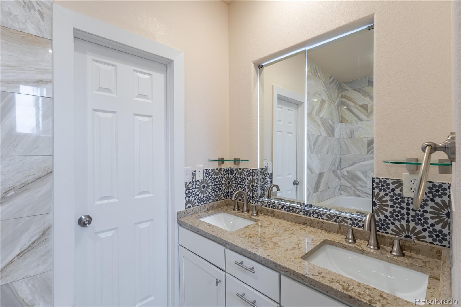 MLS Image #24 for 995 s locust street,denver, Colorado