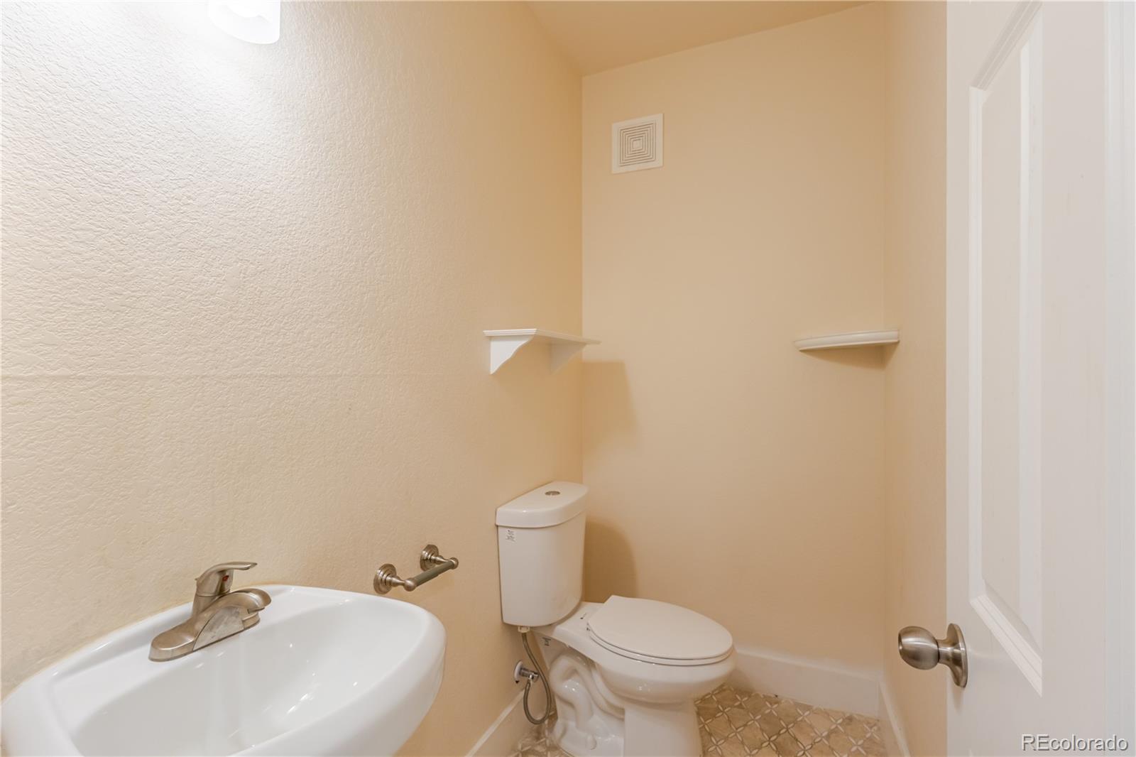 MLS Image #37 for 995 s locust street,denver, Colorado
