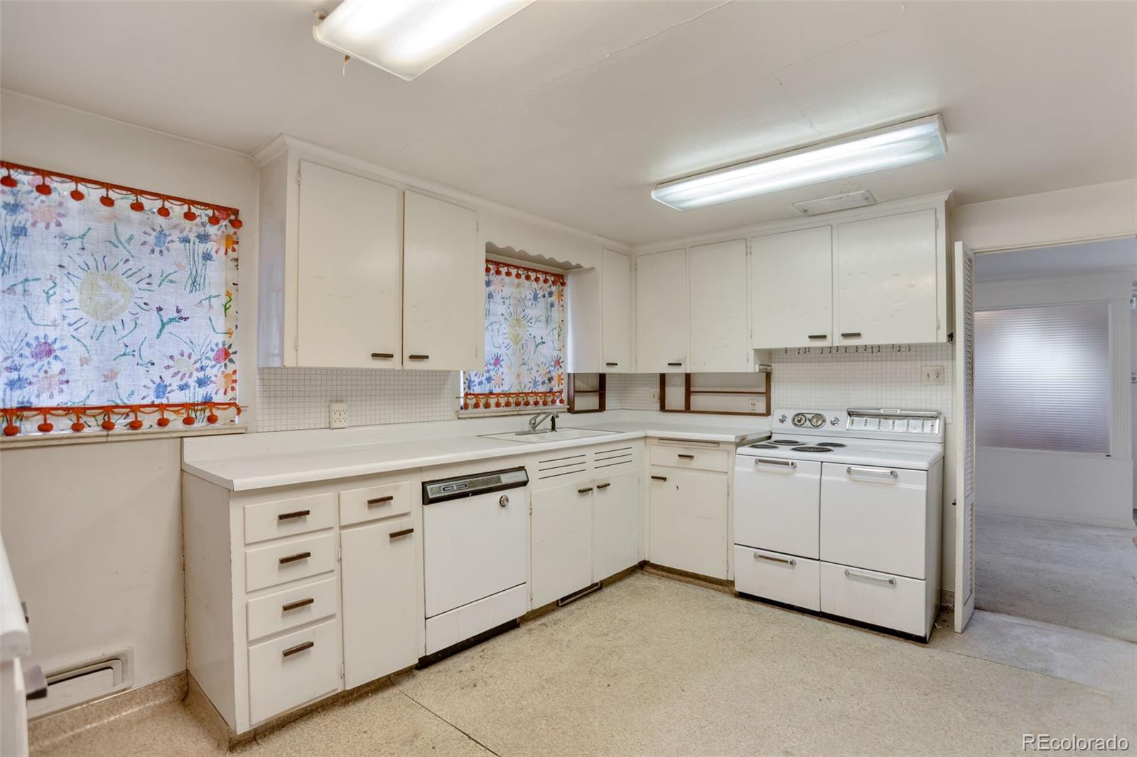 MLS Image #9 for 6805 e jewell avenue,denver, Colorado