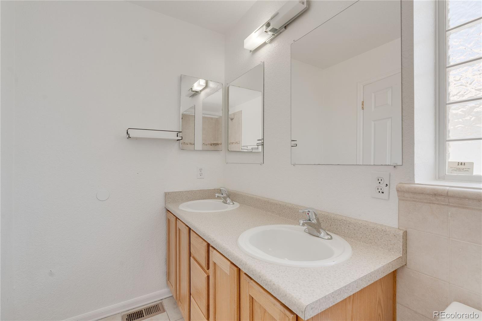 MLS Image #16 for 19656 e 50th avenue,denver, Colorado
