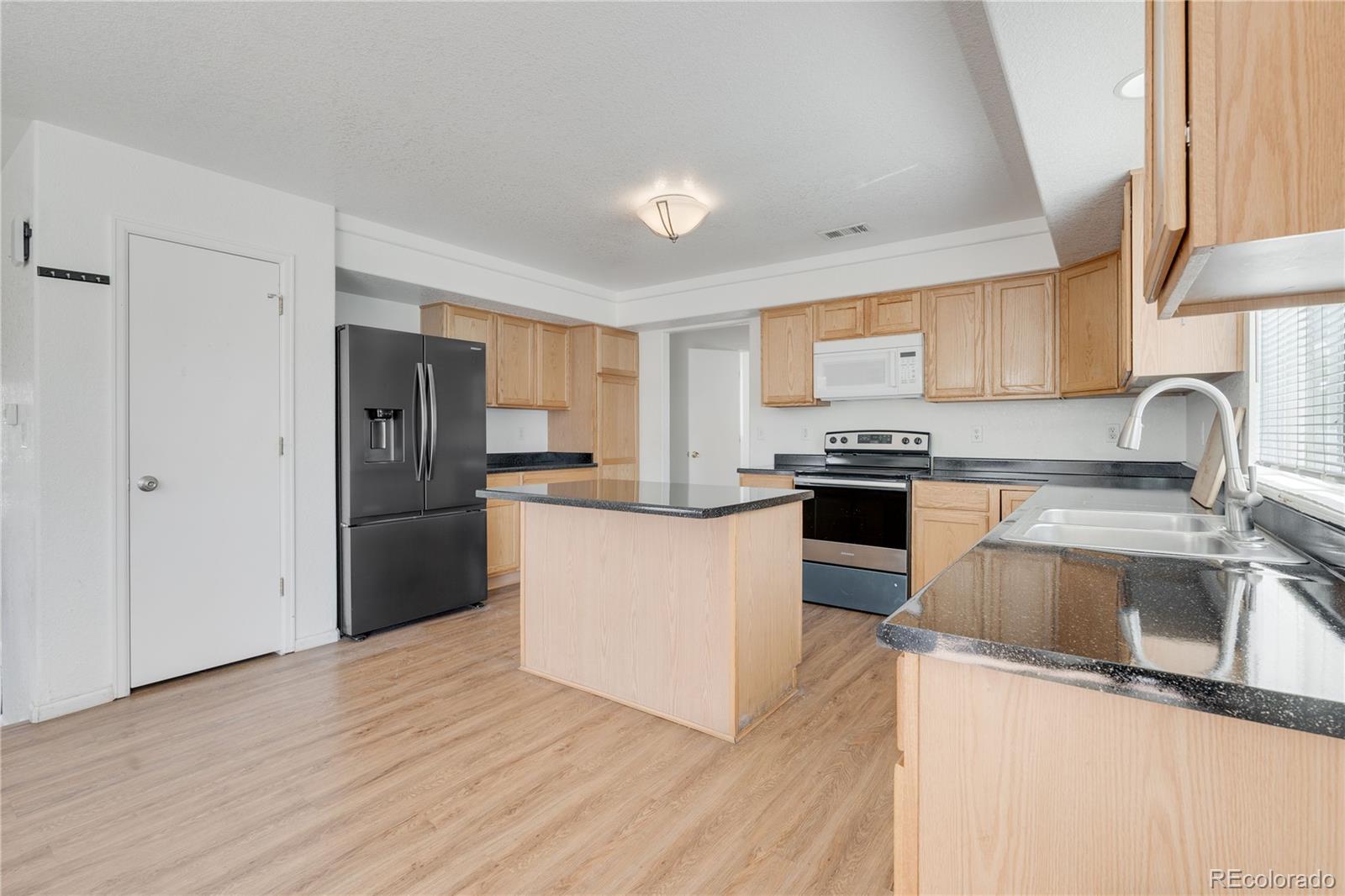 MLS Image #7 for 19656 e 50th avenue,denver, Colorado