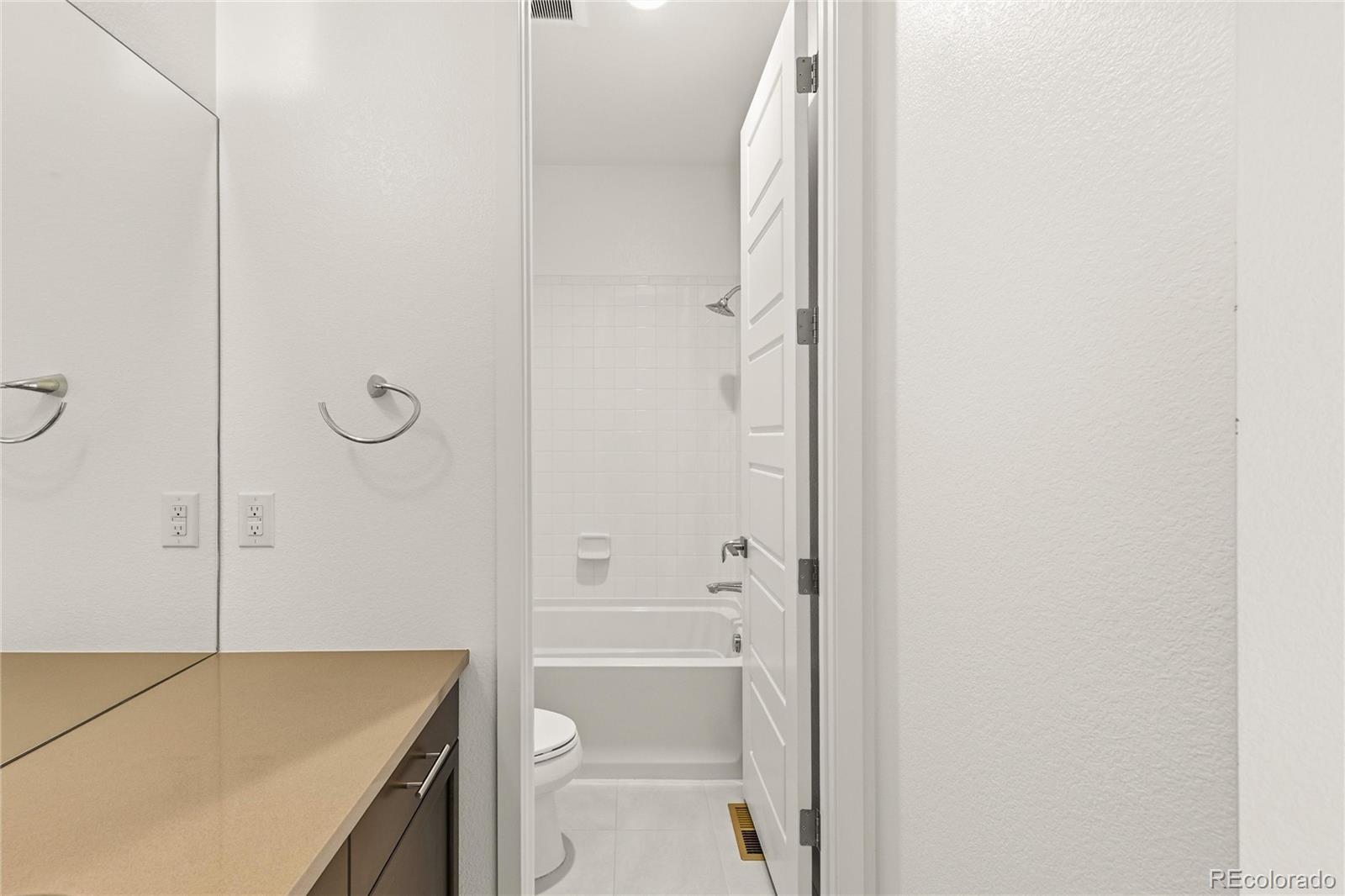 MLS Image #33 for 6121  chester street,denver, Colorado