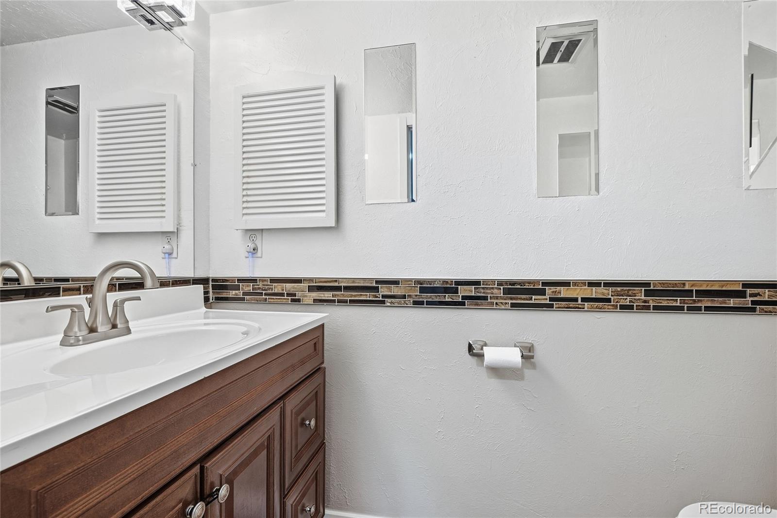 MLS Image #11 for 3550 s harlan street,denver, Colorado
