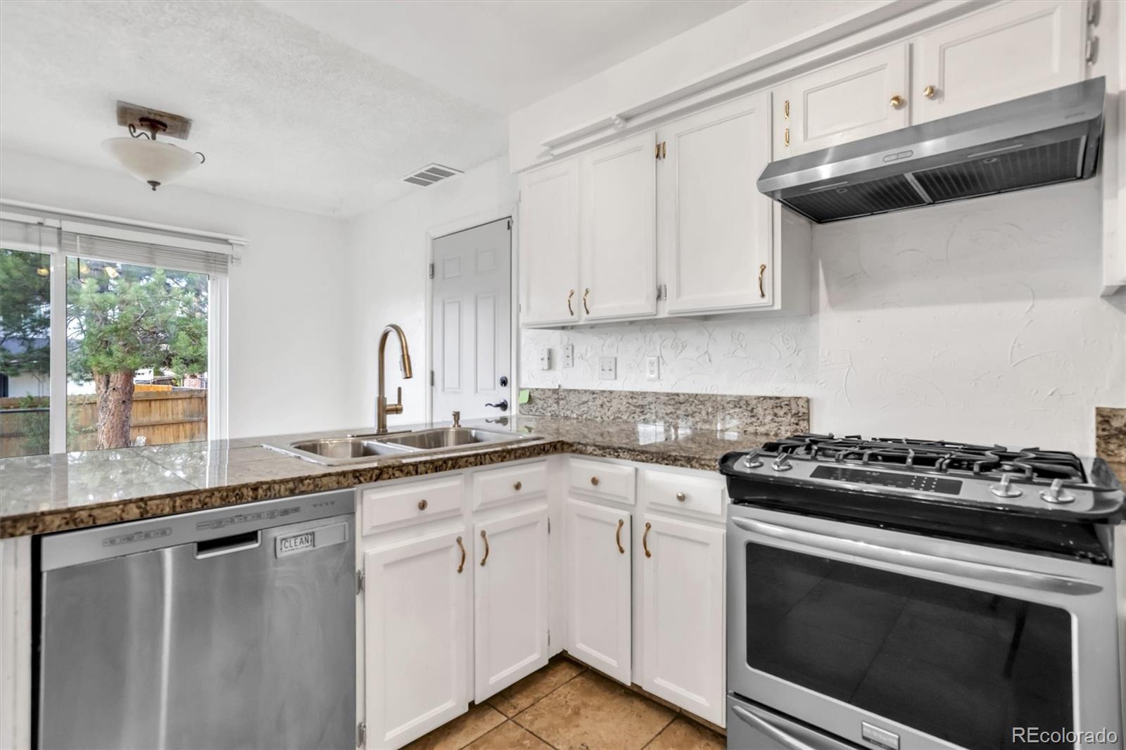 MLS Image #13 for 1024 s mobile street,aurora, Colorado
