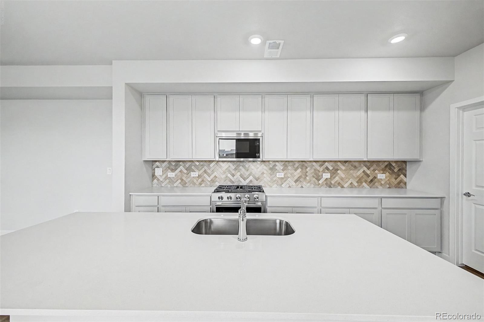 MLS Image #13 for 5802 n perth street,aurora, Colorado