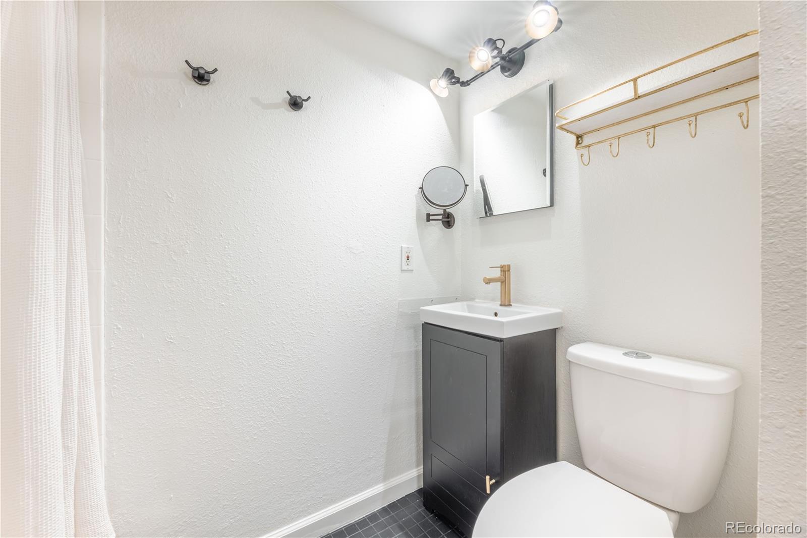 MLS Image #10 for 2480 w caithness place,denver, Colorado