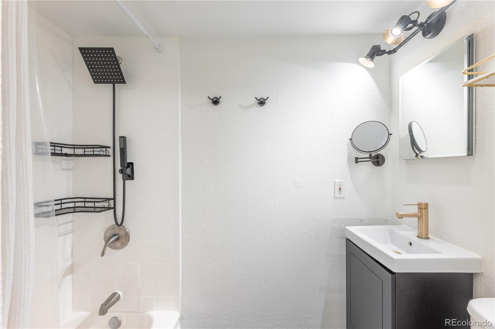 MLS Image #11 for 2480 w caithness place,denver, Colorado