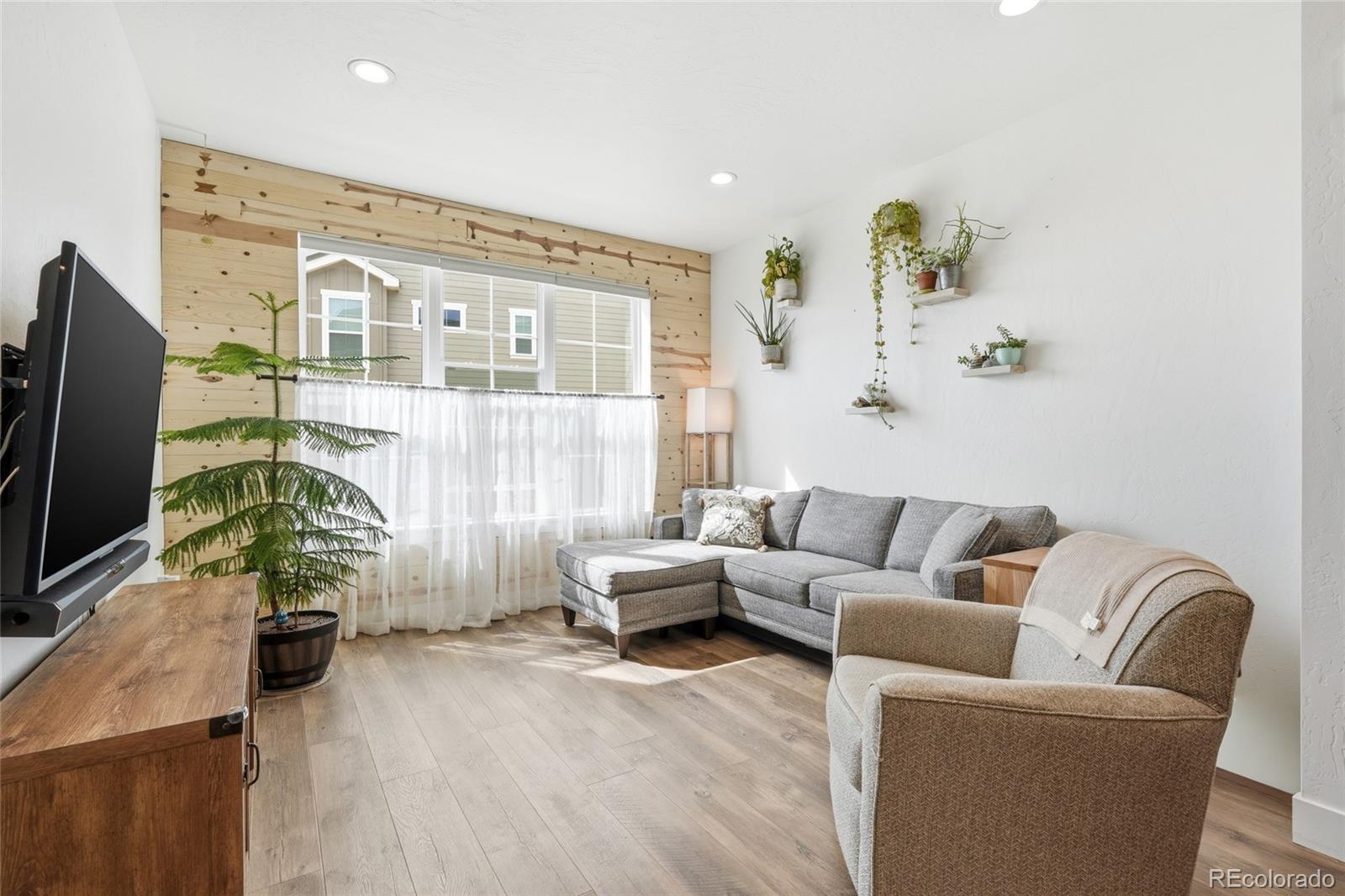 MLS Image #3 for 287  dipper court,berthoud, Colorado