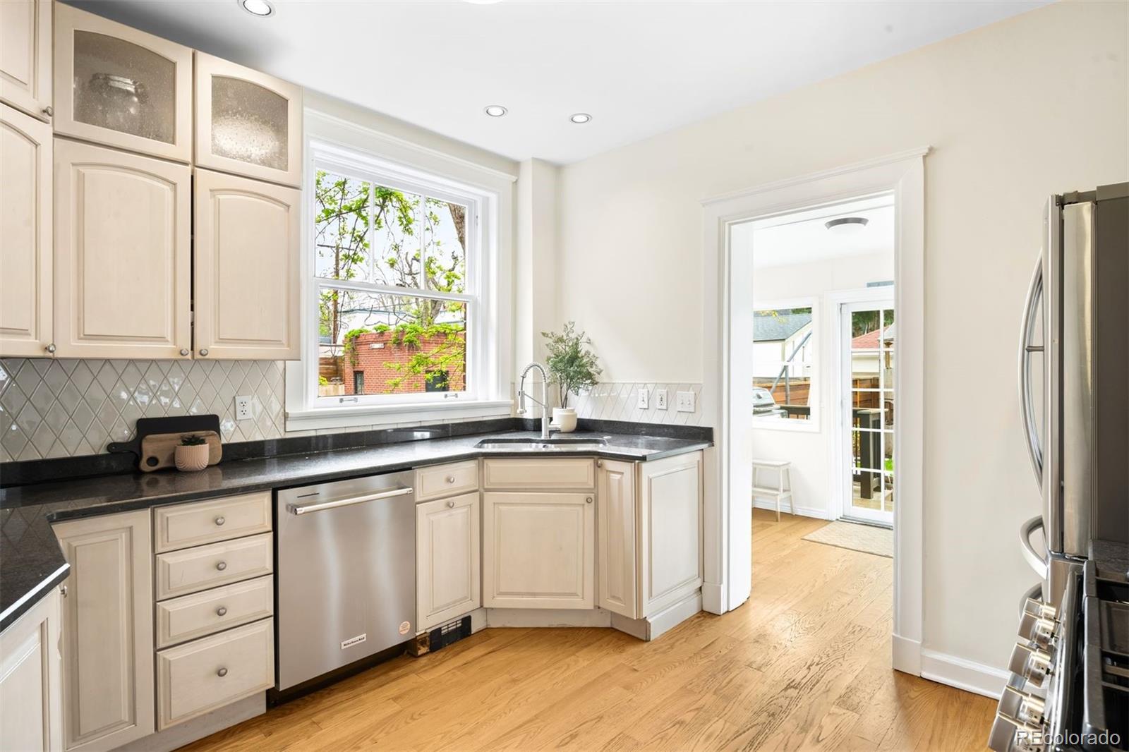 MLS Image #10 for 1368  ash street,denver, Colorado